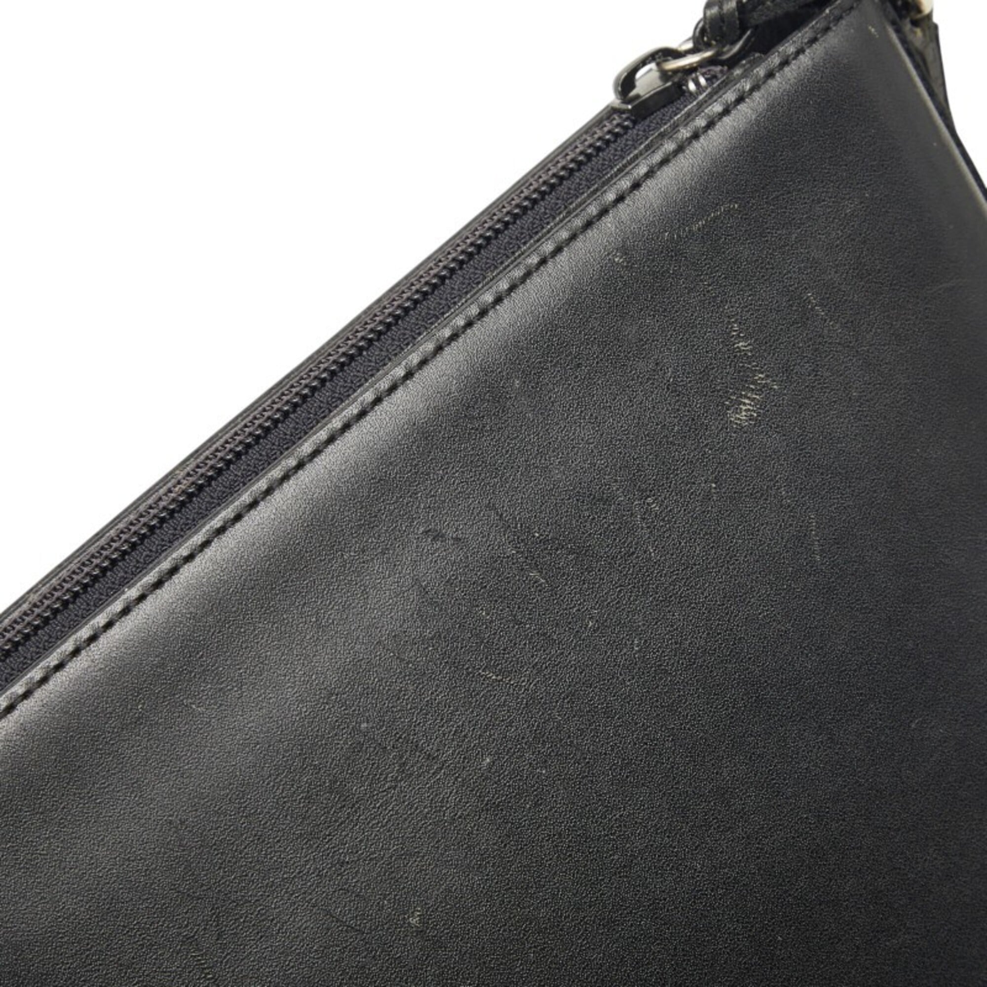 Burberry Black Leather Shoulder Bag (Pre-Owned)