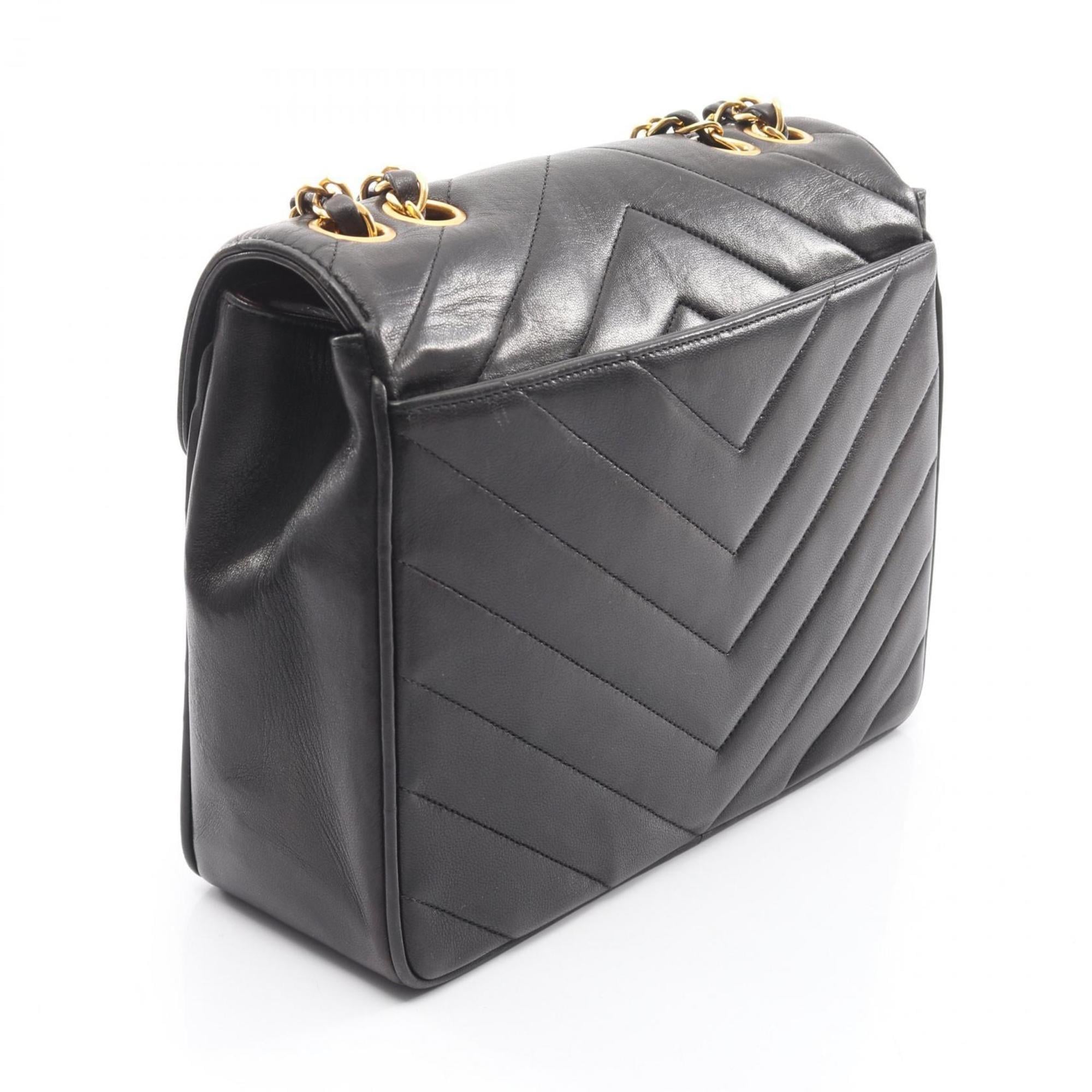 Chanel Black Leather Shoulder Bag (Pre-Owned)