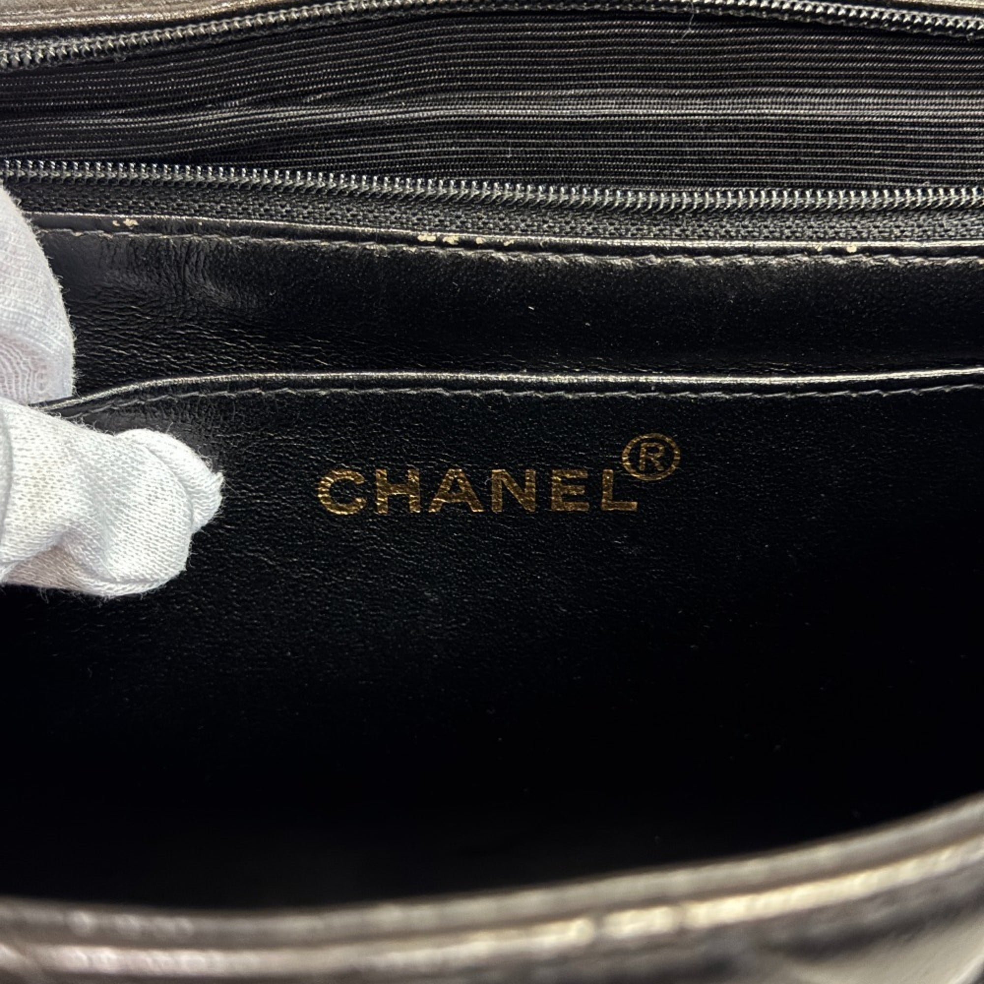 Chanel Black Leather Shoulder Bag (Pre-Owned)
