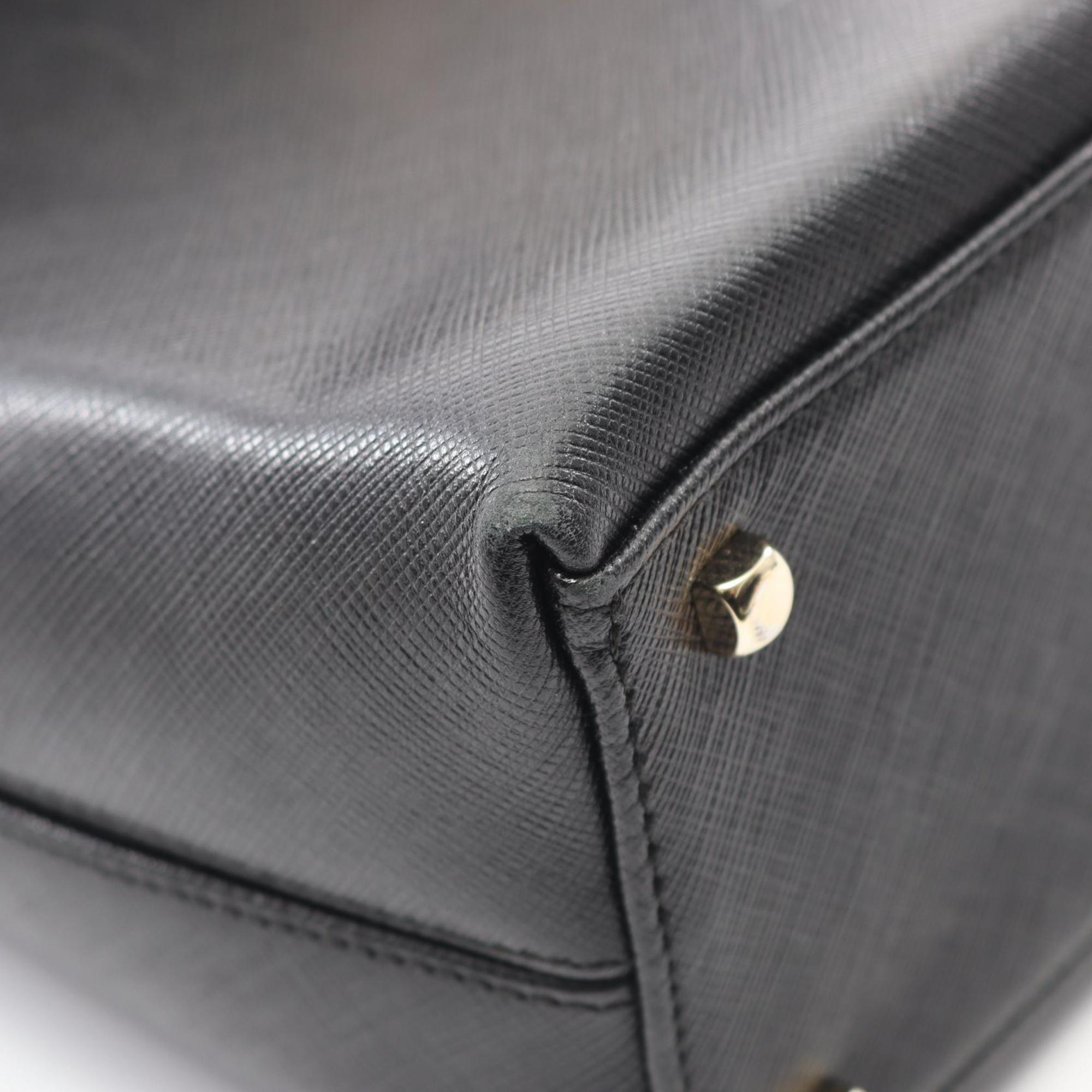 Salvatore Ferragamo Black Leather Handbag (Pre-Owned)