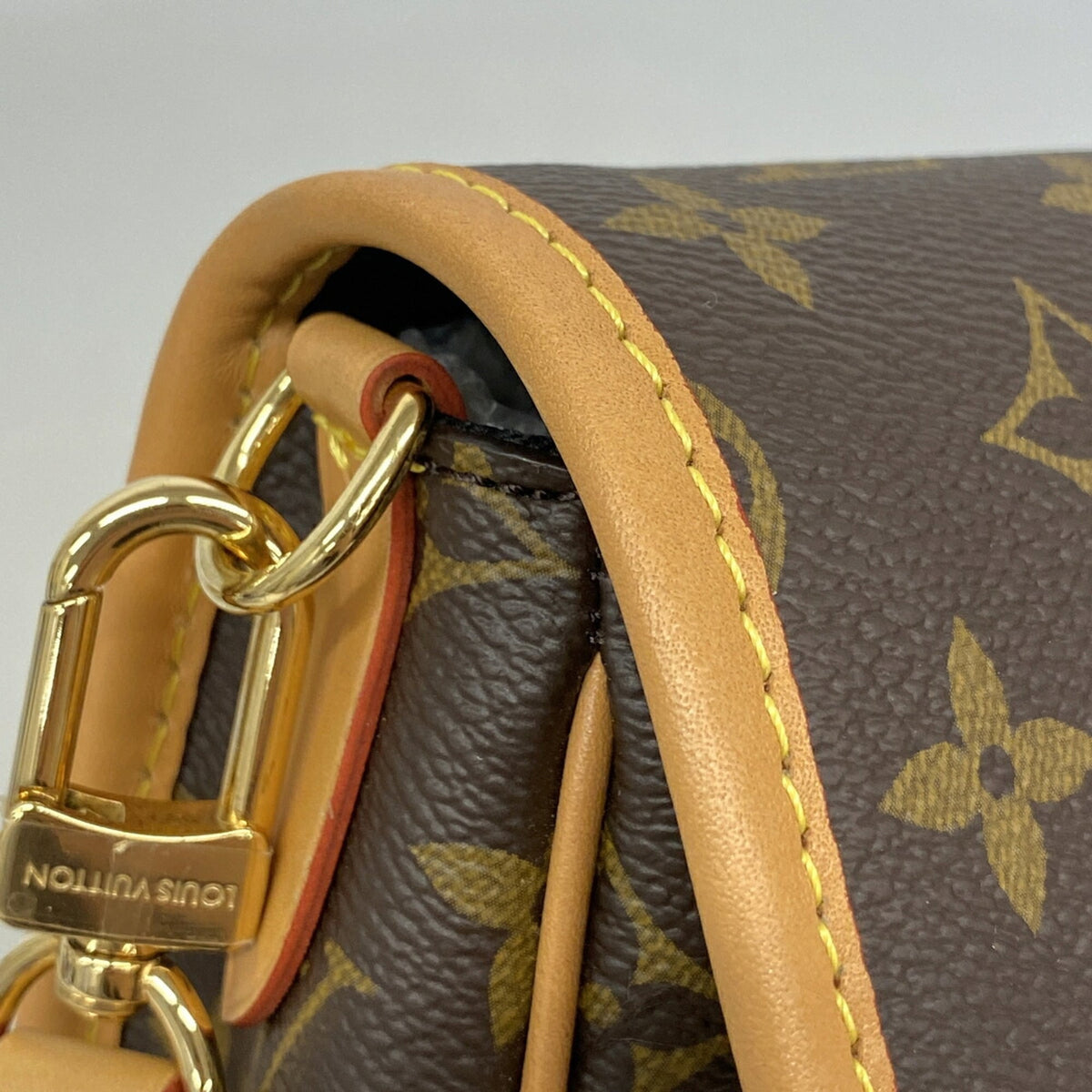 Louis Vuitton Noir Handbag (Pre-Owned)