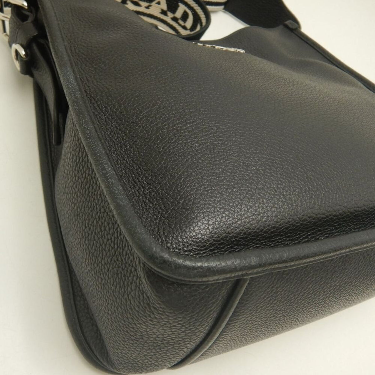 Prada Nero Leather Shoulder Bag (Pre-Owned)