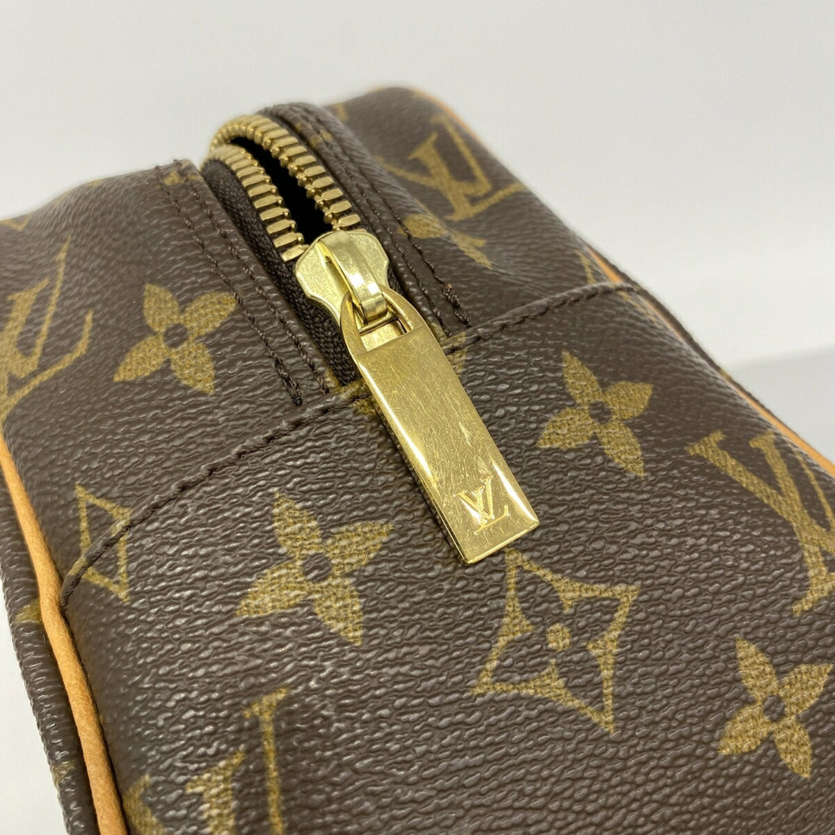 Louis Vuitton Brown Shoulder Bag (Pre-Owned)