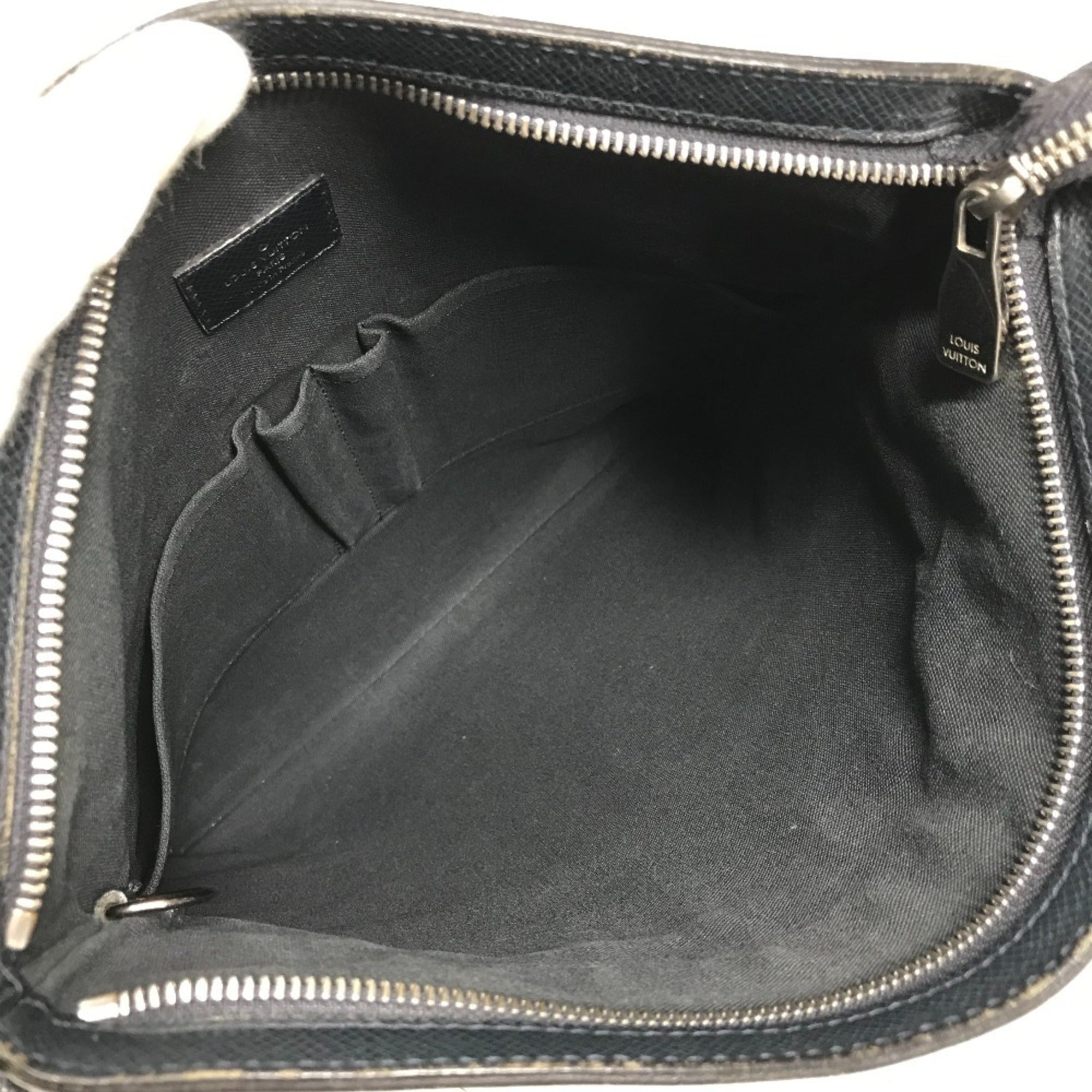 Louis Vuitton Navy Taiga Leather Pochette Shoulder Bag (Pre-Owned)