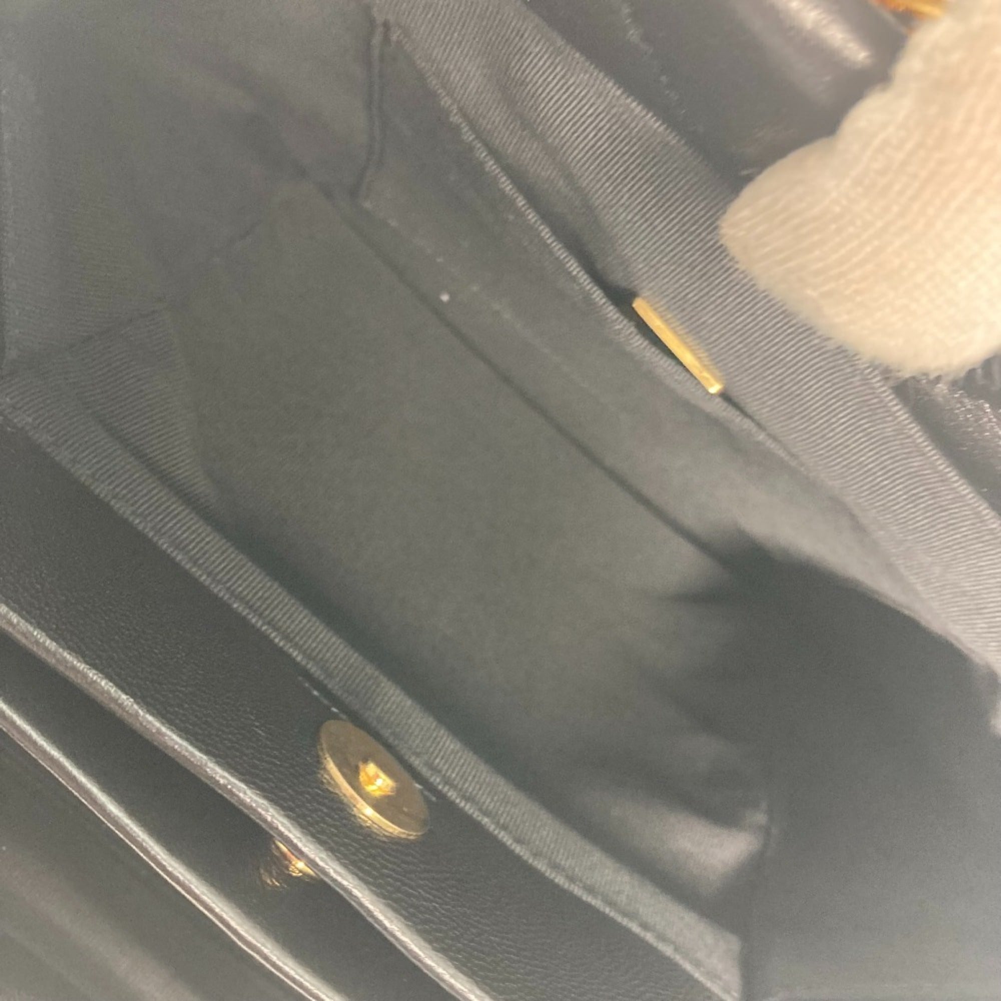 Chanel Black Leather Shoulder Bag (Pre-Owned)