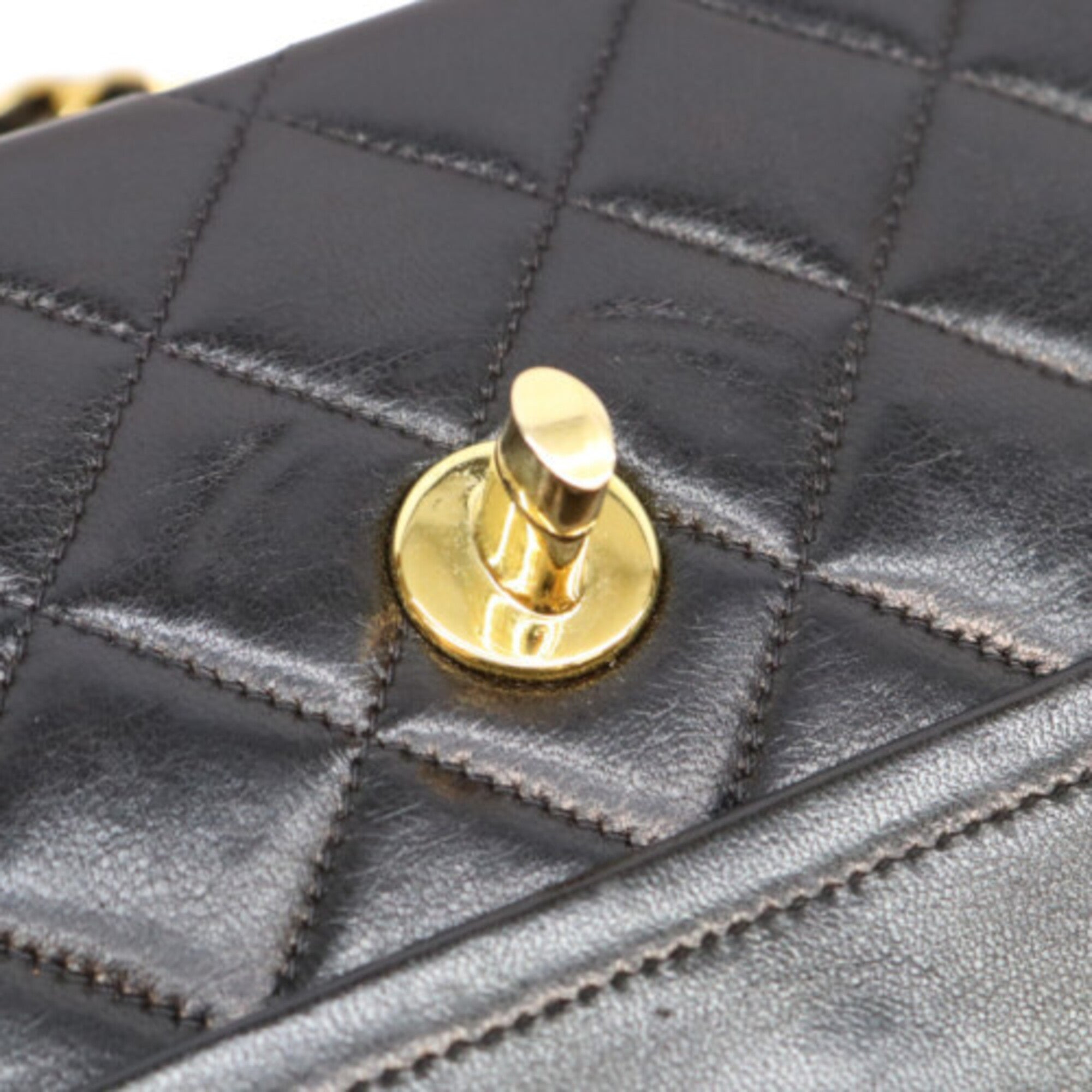 Chanel Black Leather Shoulder Bag (Pre-Owned)