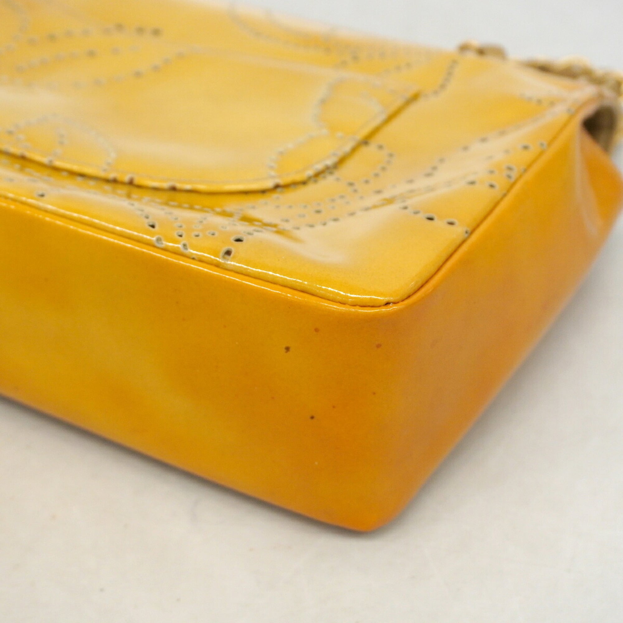 Chanel Yellow Patent Leather Shoulder Bag (Pre-Owned)