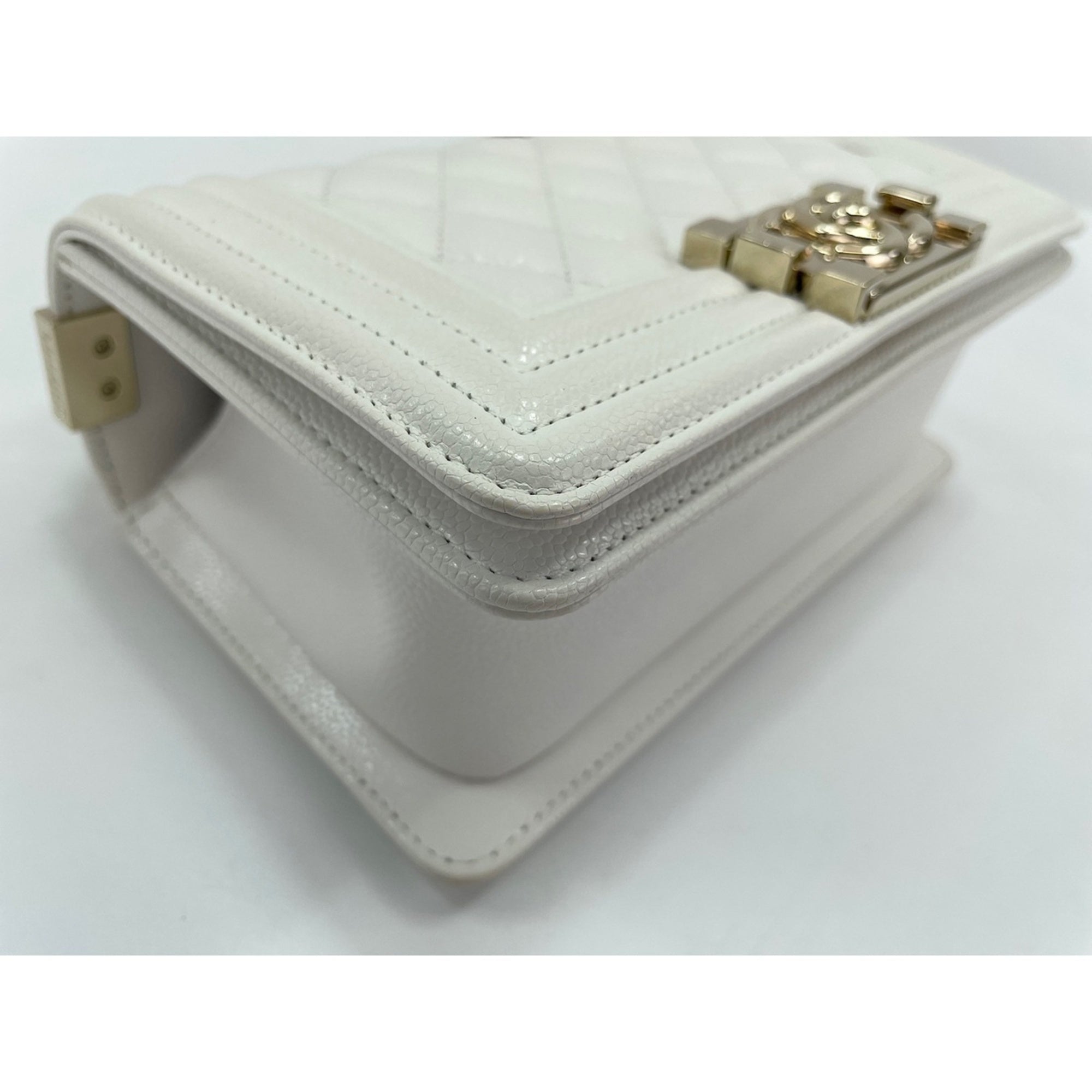 Chanel White Grained Calfskin Shoulder Bag (Pre-Owned)