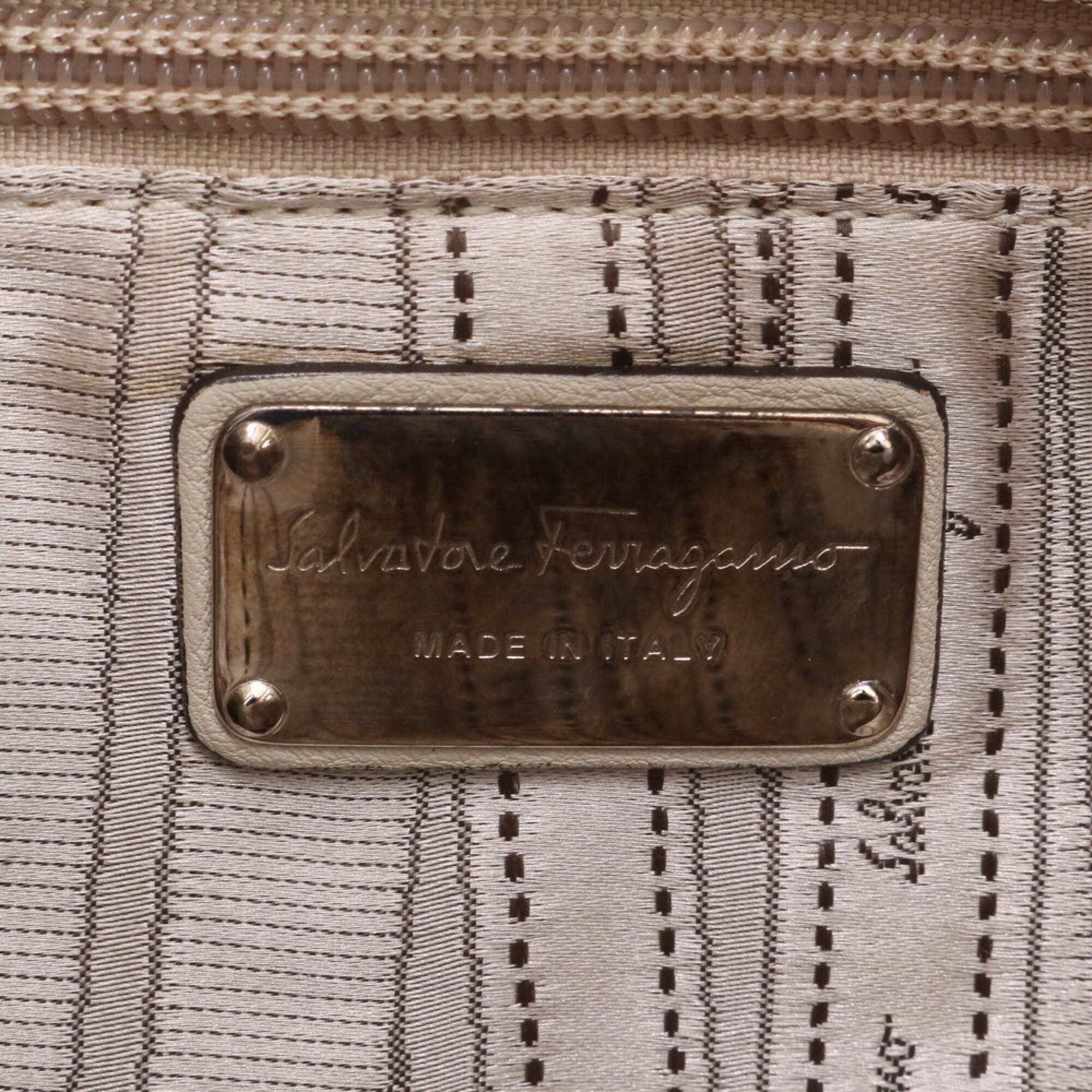 Salvatore Ferragamo Ivory Leather Handbag Shoulder Bag (Pre-Owned)