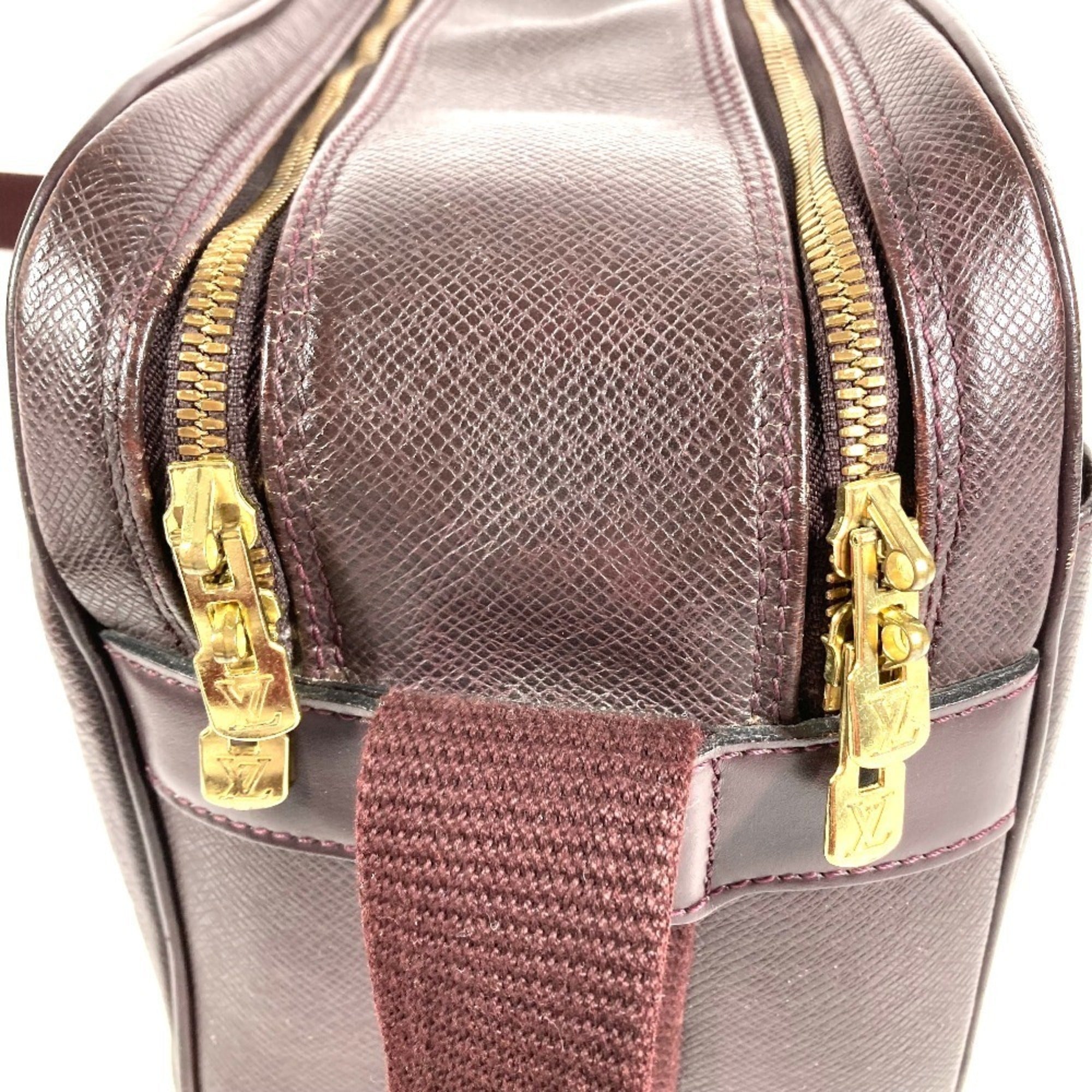 Louis Vuitton Purple Taiga Leather Shoulder Bag (Pre-Owned)