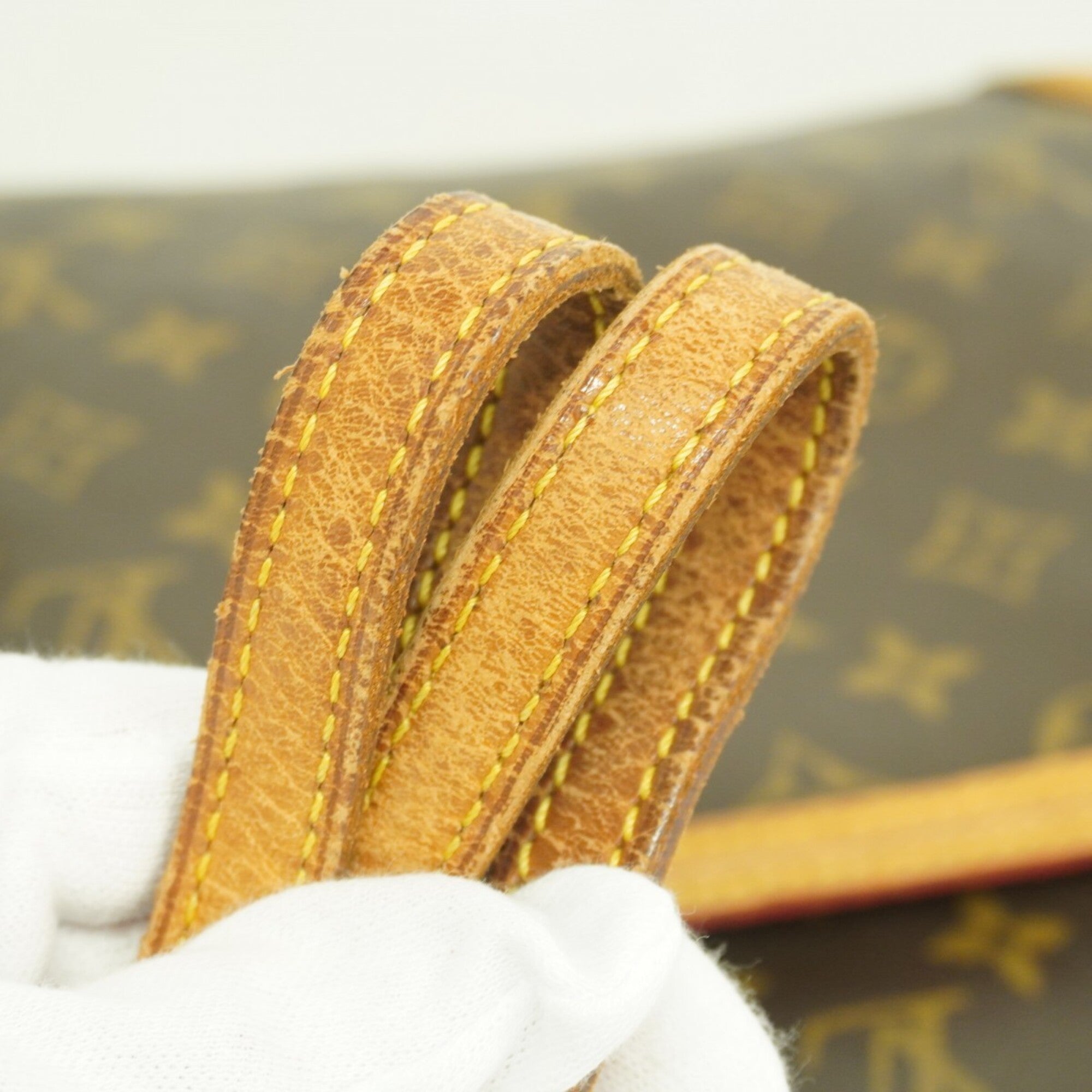 Louis Vuitton Brown Shoulder Bag (Pre-Owned)