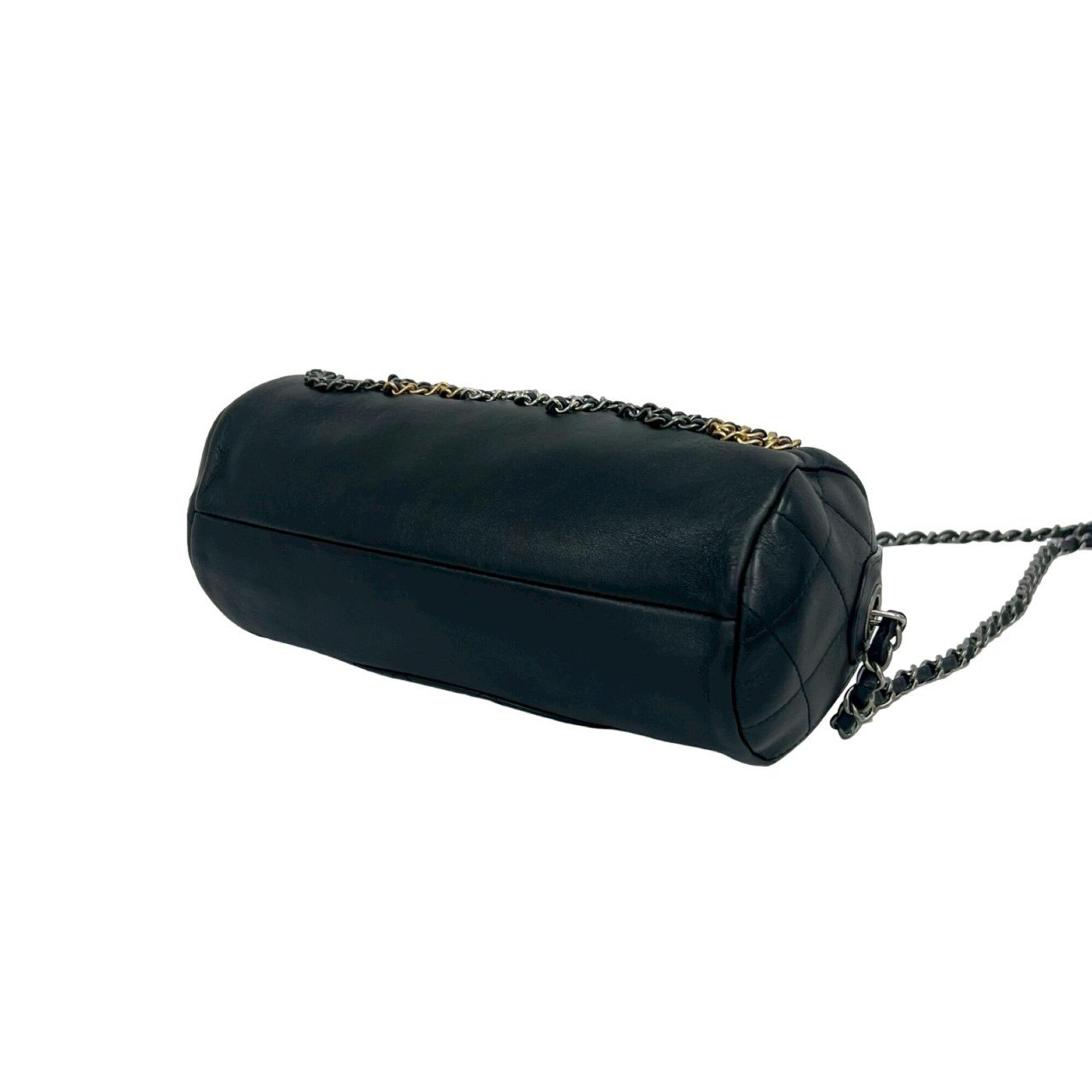 Chanel Black Leather Shoulder Bag (Pre-Owned)