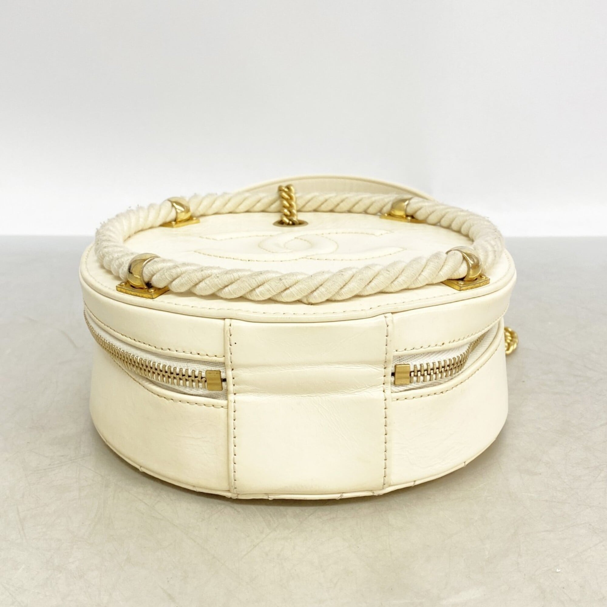 Chanel White Leather Handbag (Pre-Owned)