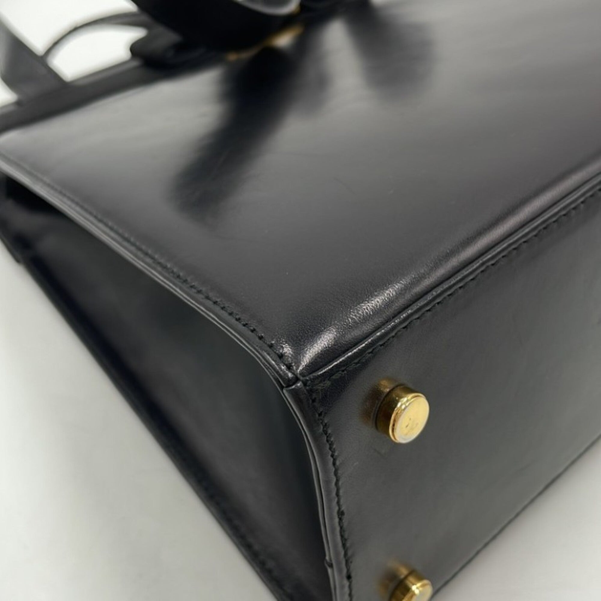 Salvatore Ferragamo Black Leather Shoulder Bag (Pre-Owned)