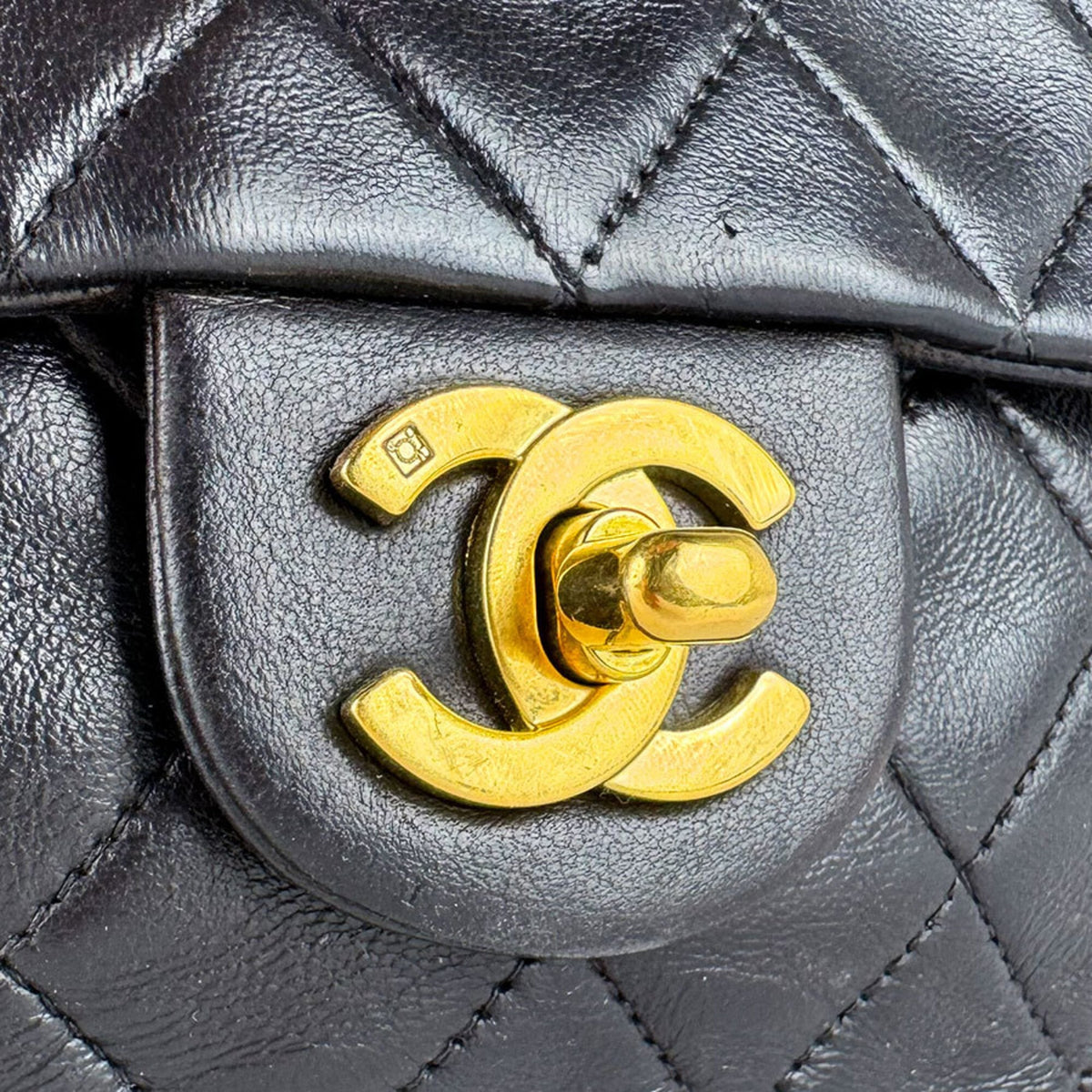 Chanel Black Leather Shoulder Bag (Pre-Owned)