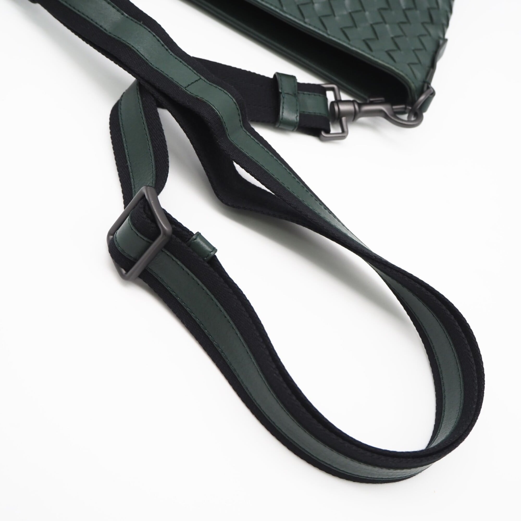 Bottega Veneta Intrecciato Black Green Leather Shoulder Bag (Pre-Owned)