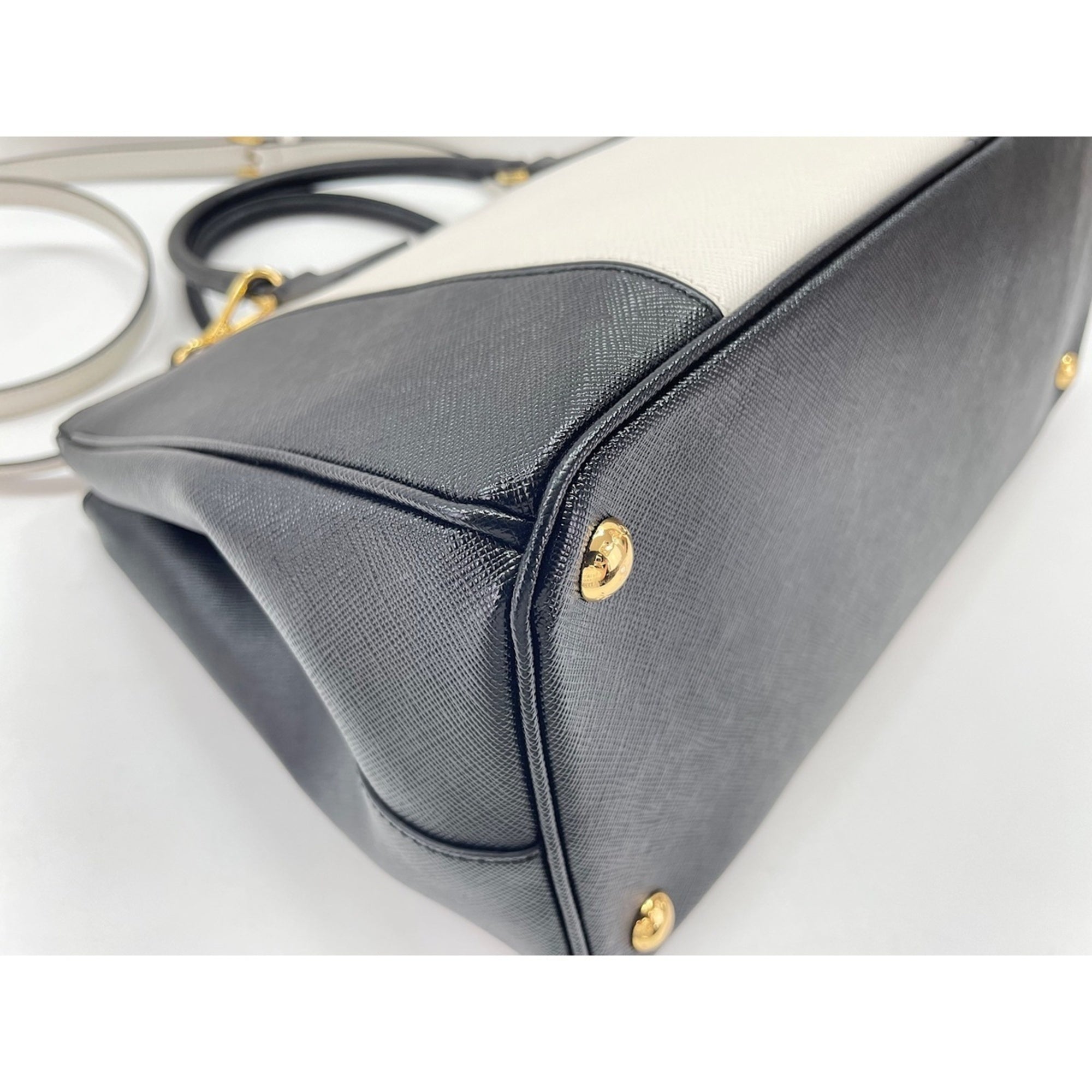 Prada White Leather Handbag (Pre-Owned)