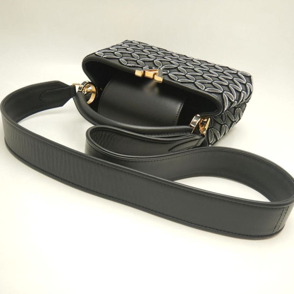 Louis Vuitton Noir Leather Handbag (Pre-Owned)