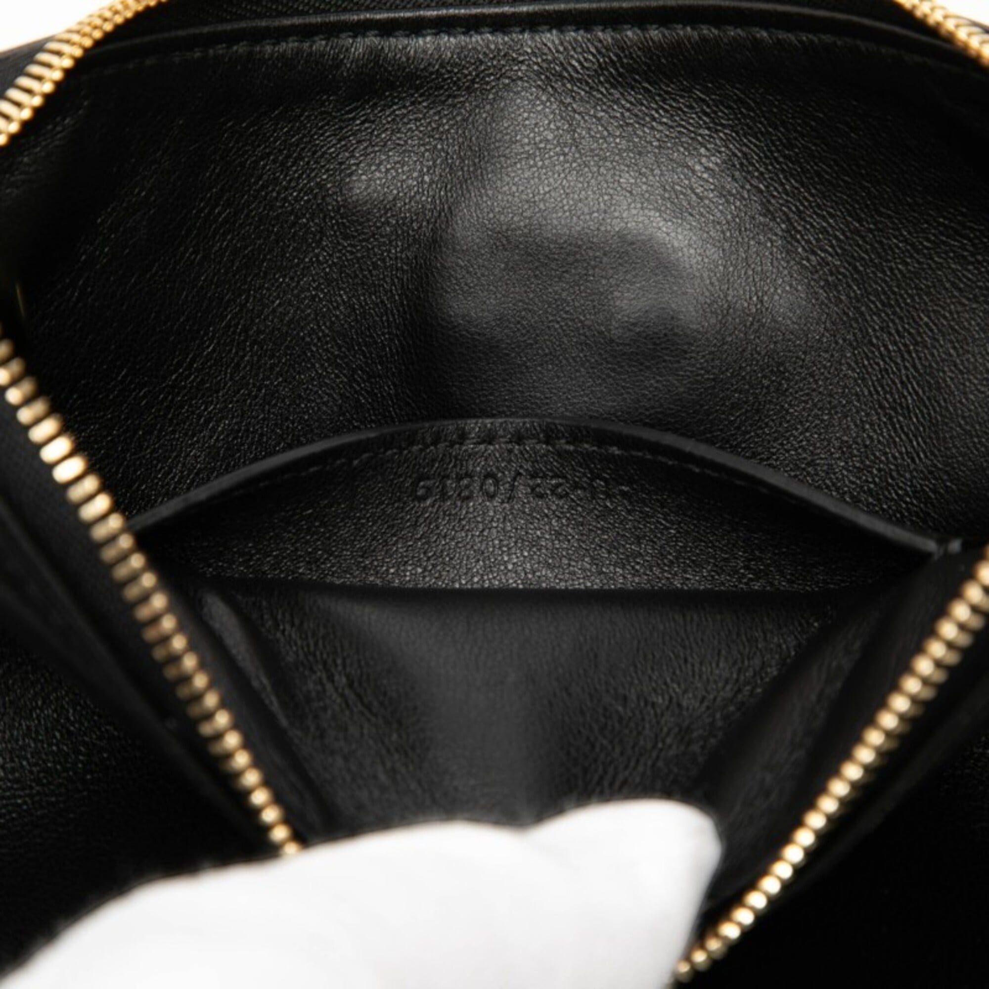 Salvatore Ferragamo Black Leather Shoulder Bag (Pre-Owned)