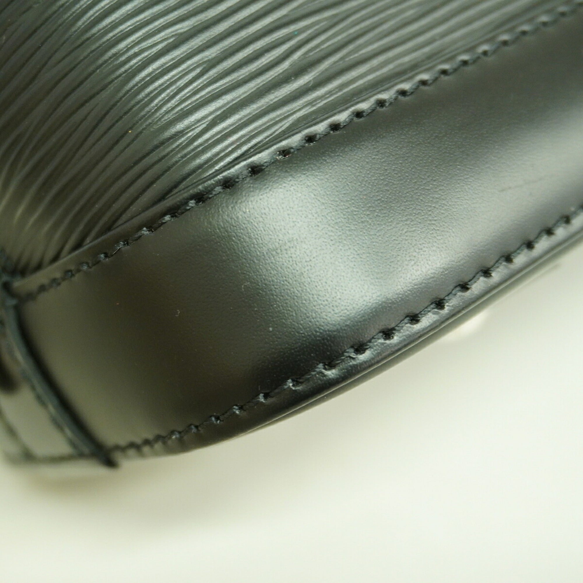 Louis Vuitton Noir Handbag (Pre-Owned)