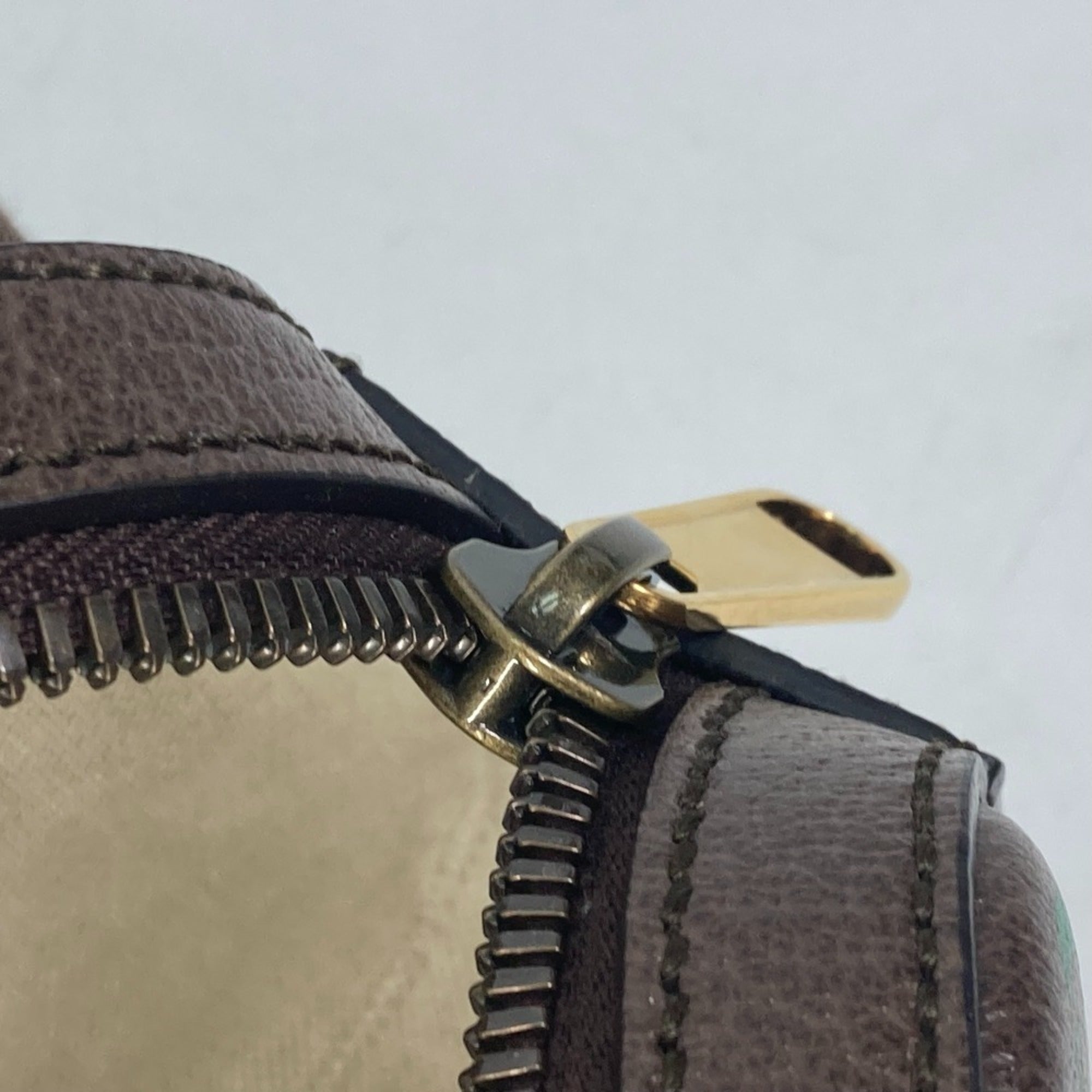 Gucci Brown Leather Fanny Pack Sling Bag (Pre-Owned)