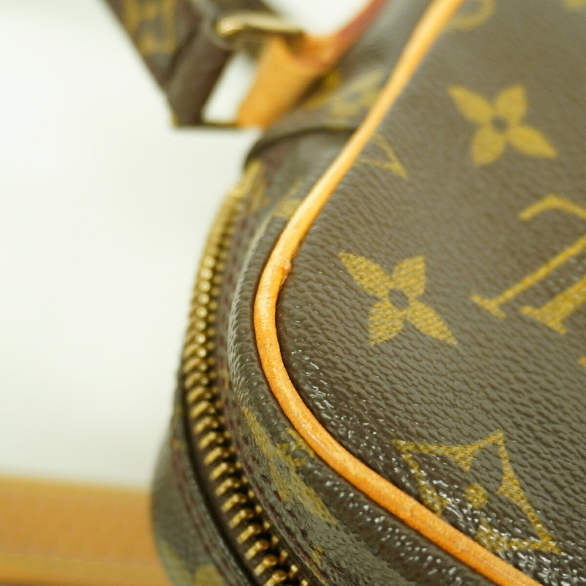 Louis Vuitton Brown Shoulder Bag (Pre-Owned)