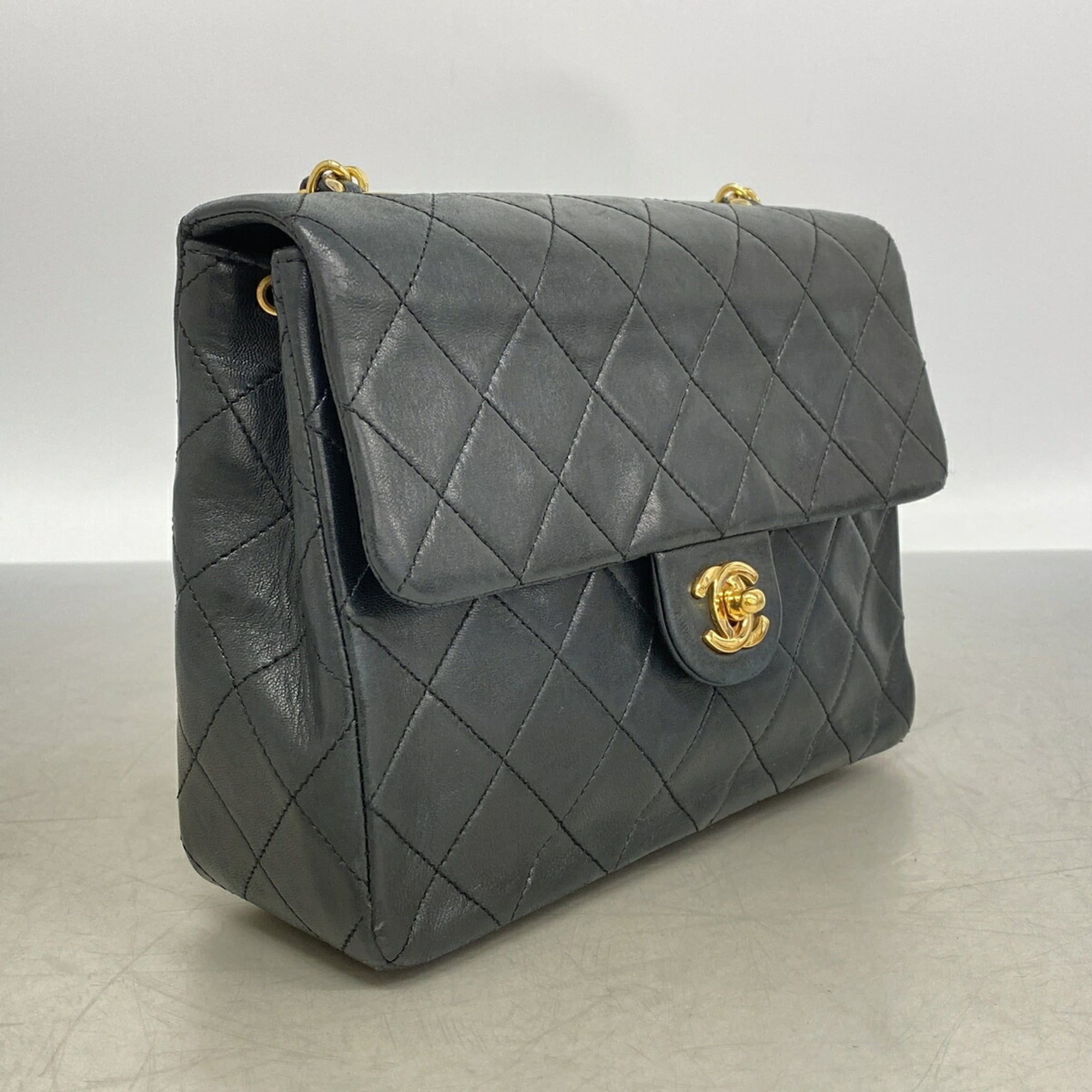 Chanel Black Leather Shoulder Bag (Pre-Owned)