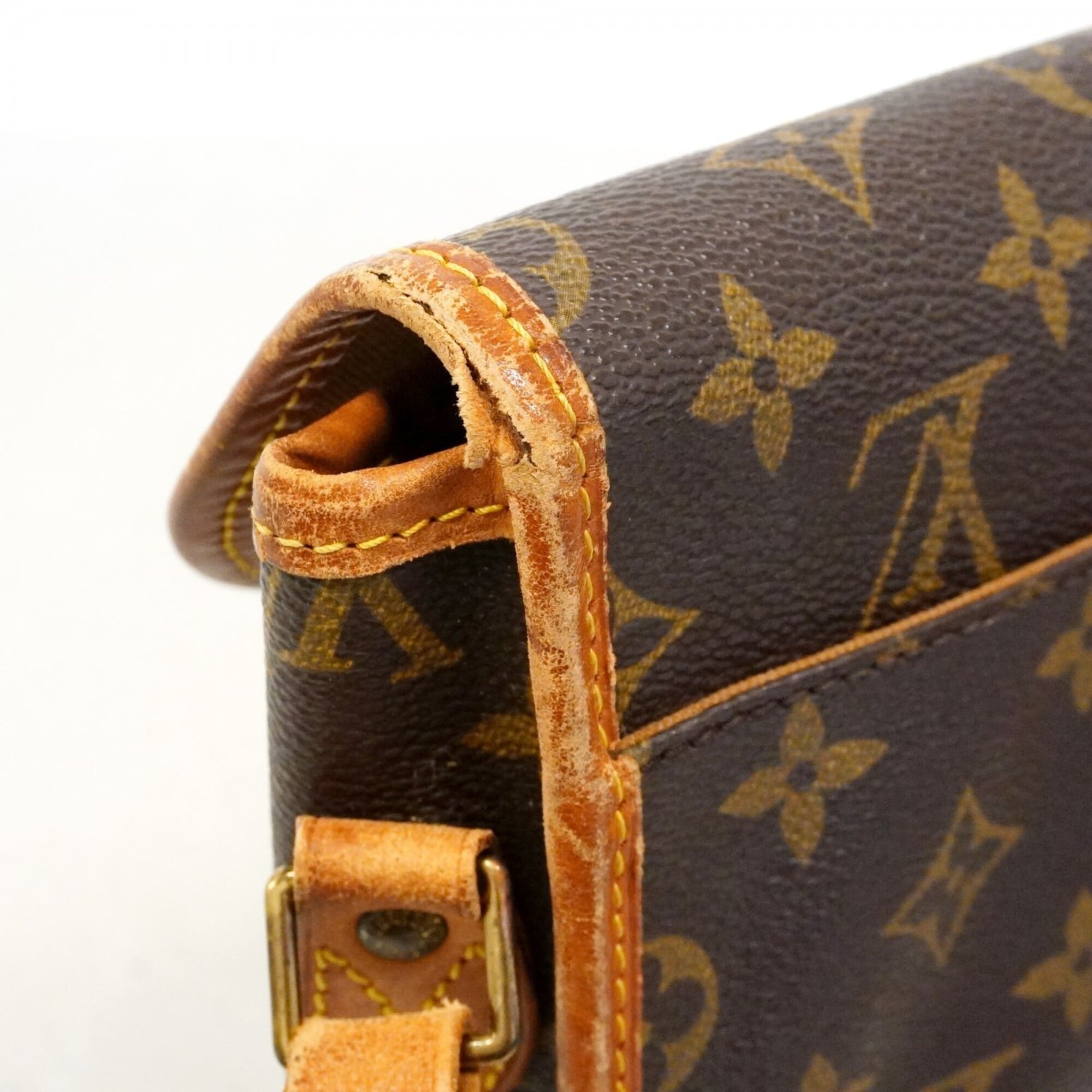Louis Vuitton Brown Shoulder Bag (Pre-Owned)