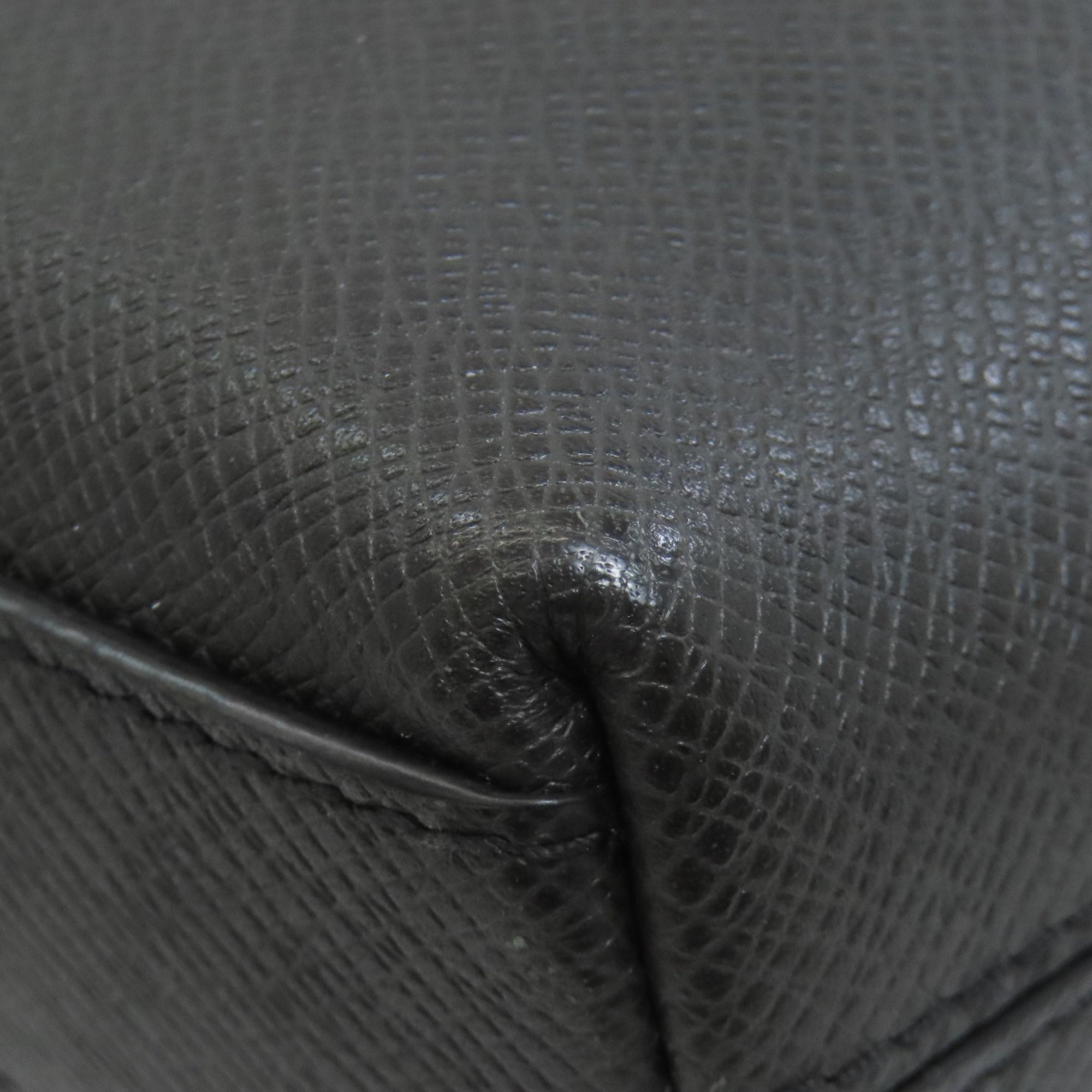 Louis Vuitton Gray Taiga Leather Shoulder Bag (Pre-Owned)