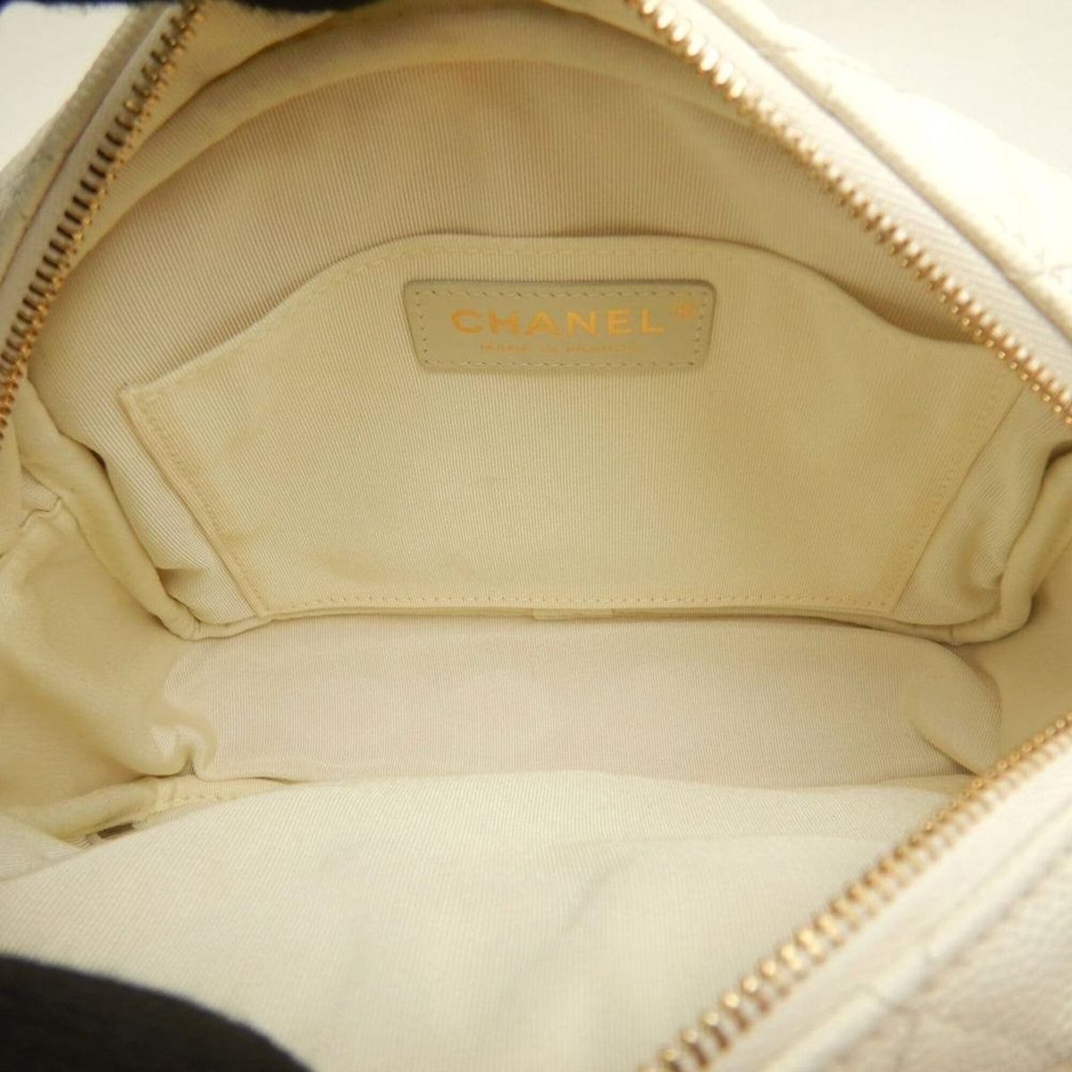 Chanel White Grained Calfskin Shoulder Bag (Pre-Owned)