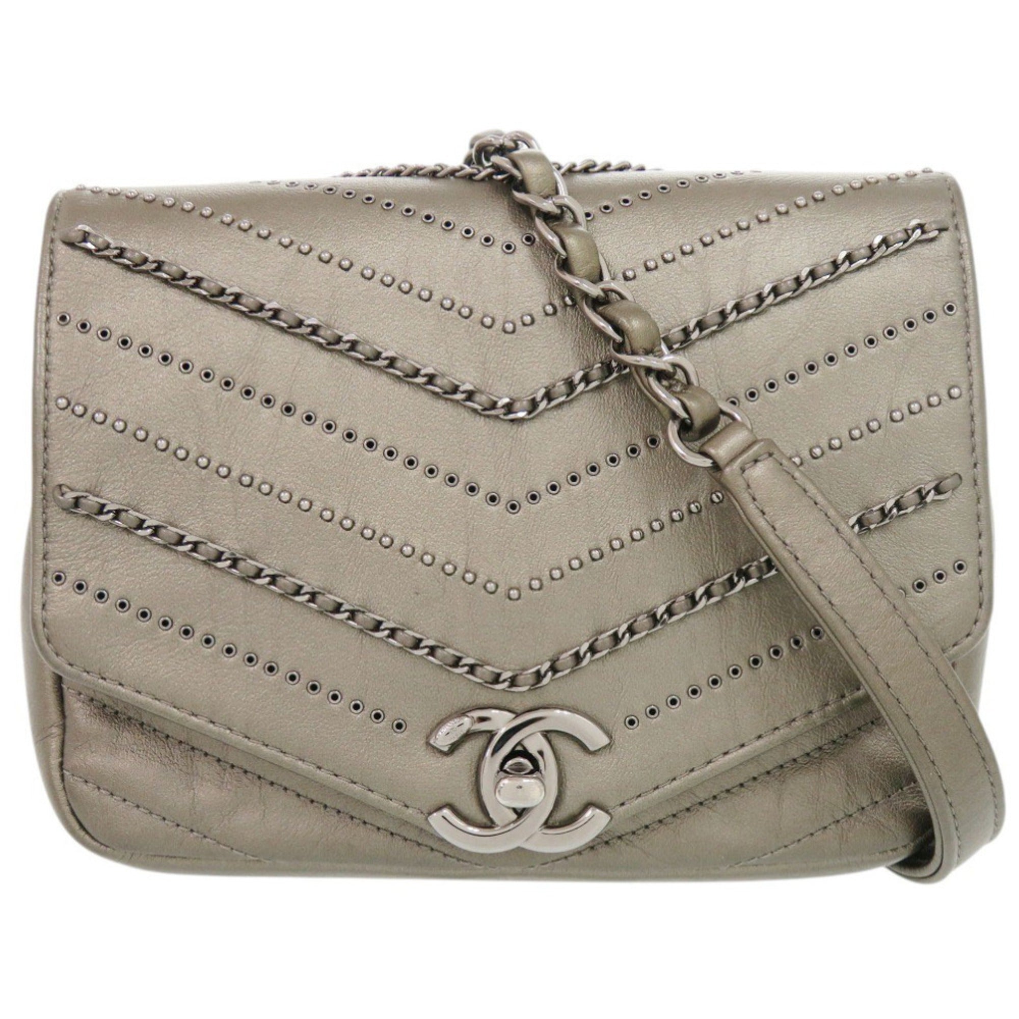 Chanel Gray Leather Shoulder Bag (Pre-Owned)