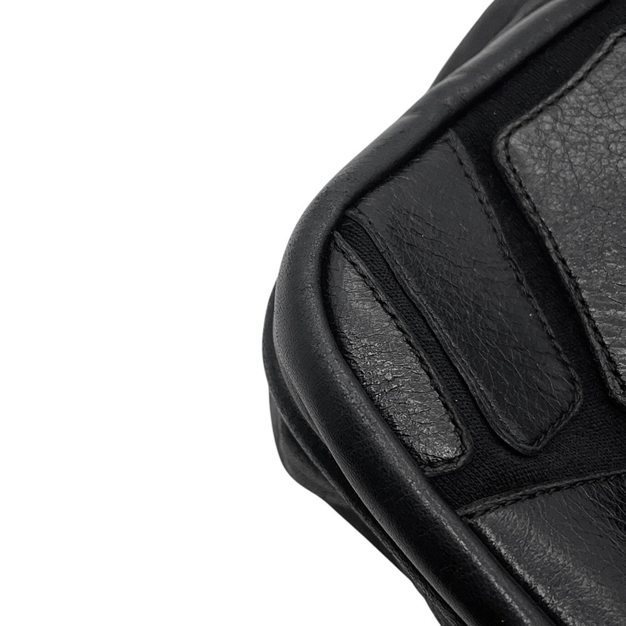Chanel Black Leather Shoulder Bag (Pre-Owned)
