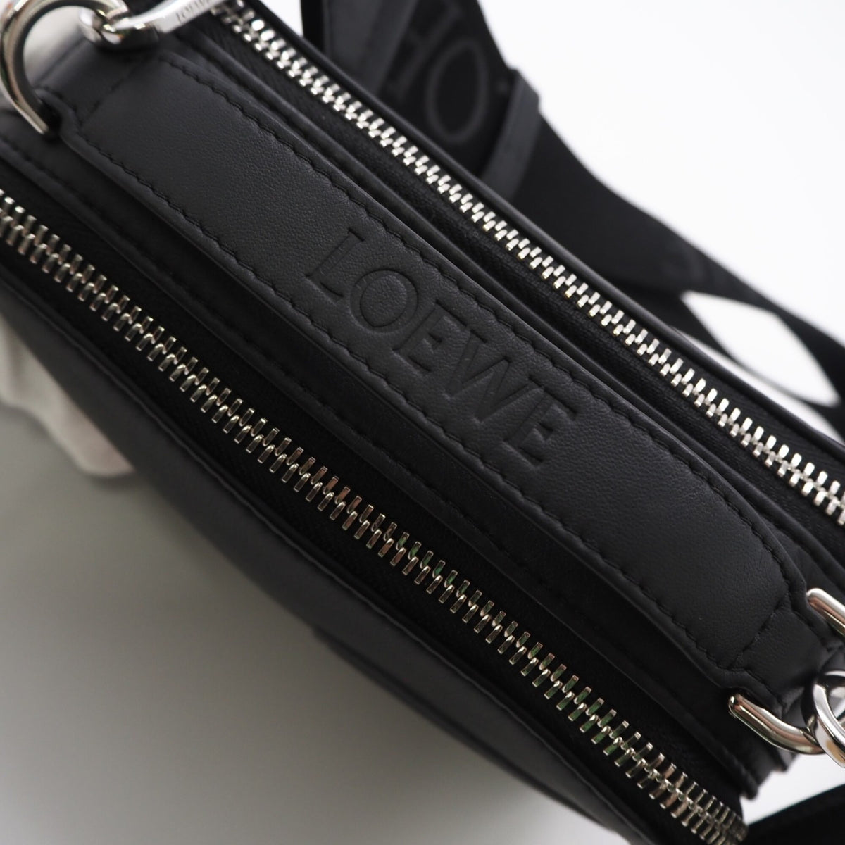 Loewe Black Leather Shoulder Bag (Pre-Owned)