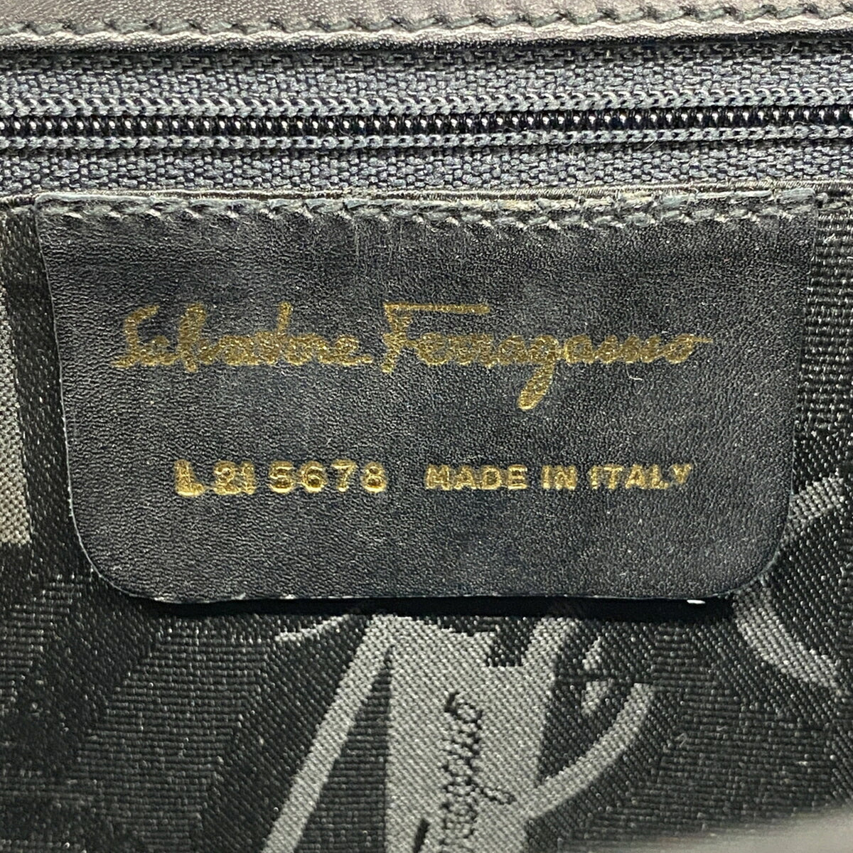 Salvatore Ferragamo Black Leather Shoulder Bag (Pre-Owned)
