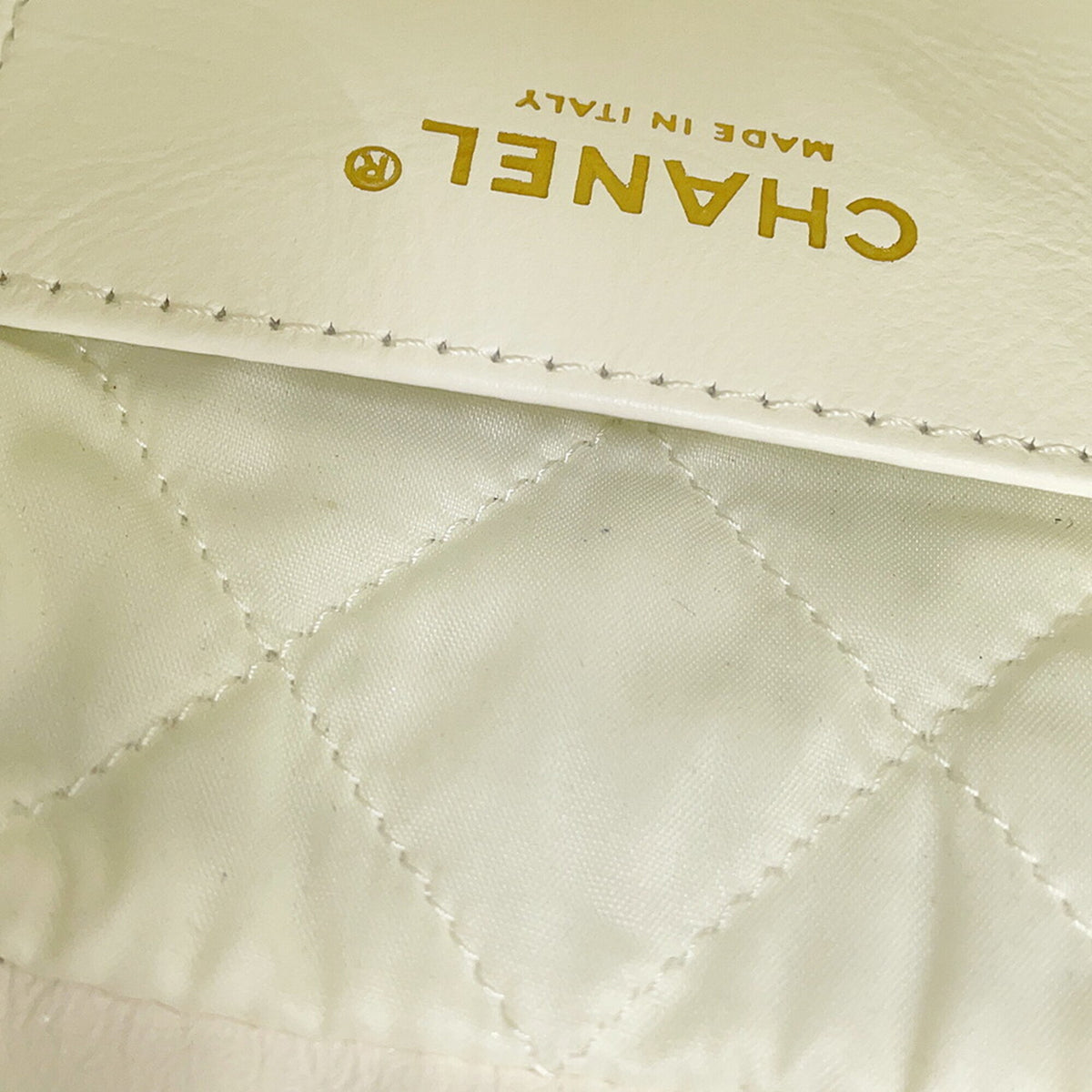 Chanel White Leather Handbag (Pre-Owned)