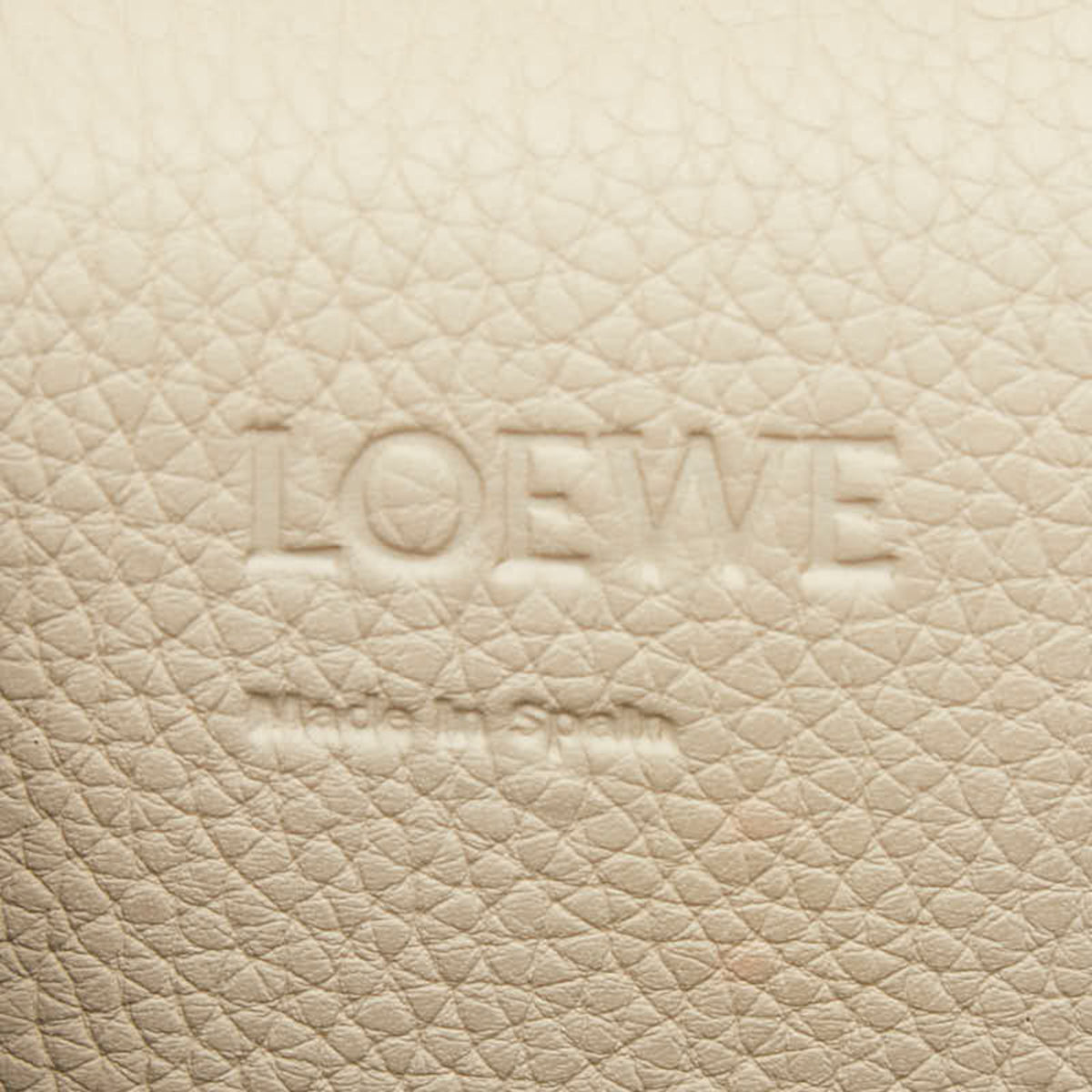 Loewe Ivory Leather Shoulder Bag (Pre-Owned)