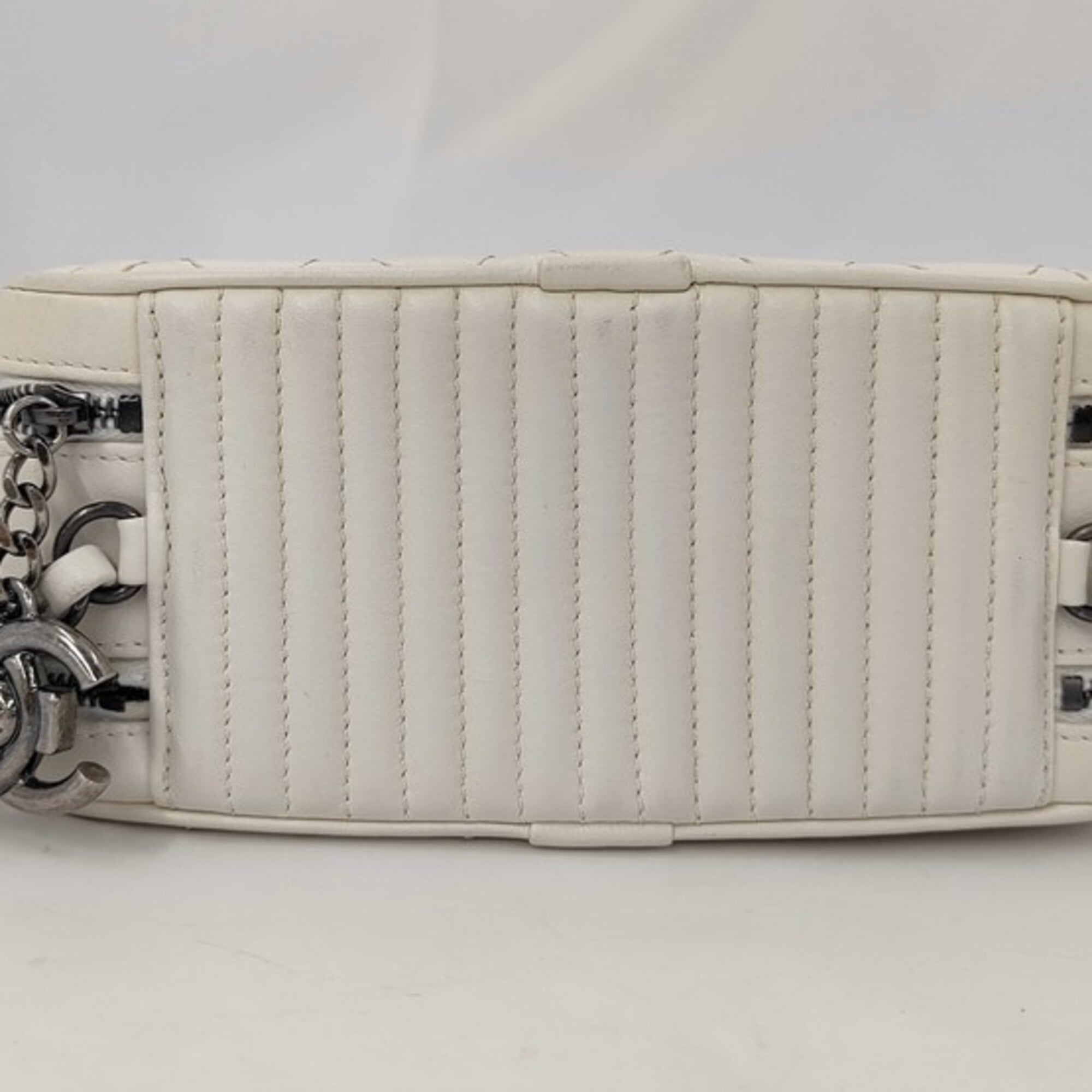Chanel White Leather Shoulder Bag (Pre-Owned)