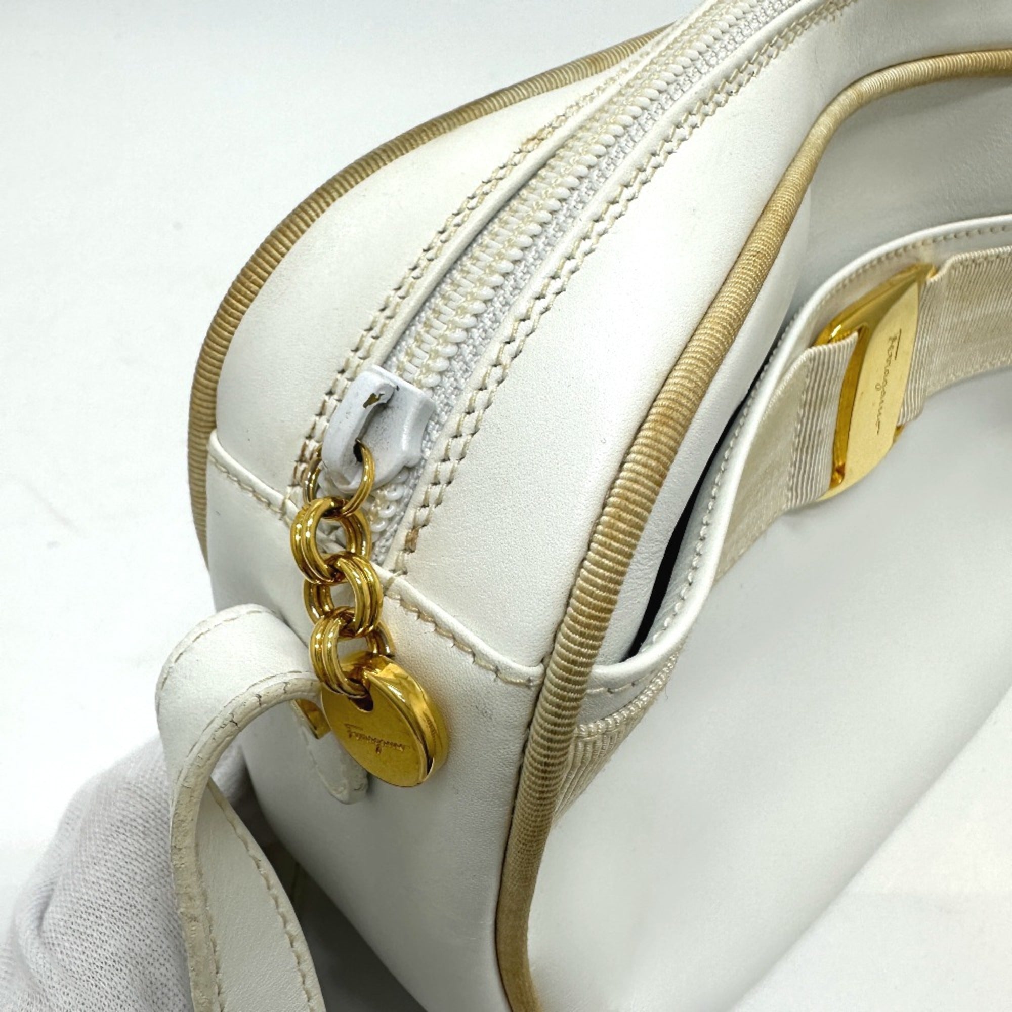 Salvatore Ferragamo White Leather Shoulder Bag (Pre-Owned)