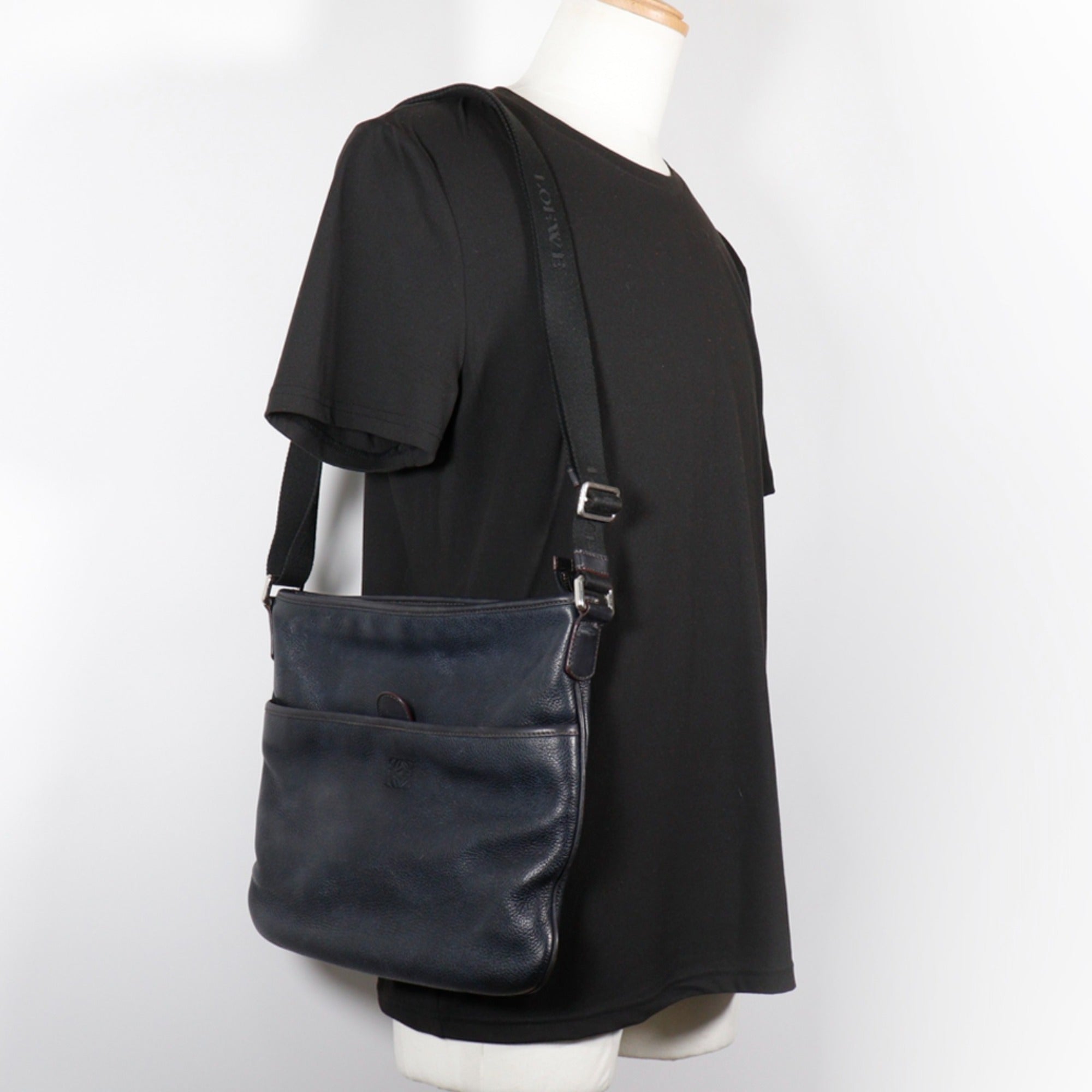 Loewe Black Leather Shoulder Bag (Pre-Owned)