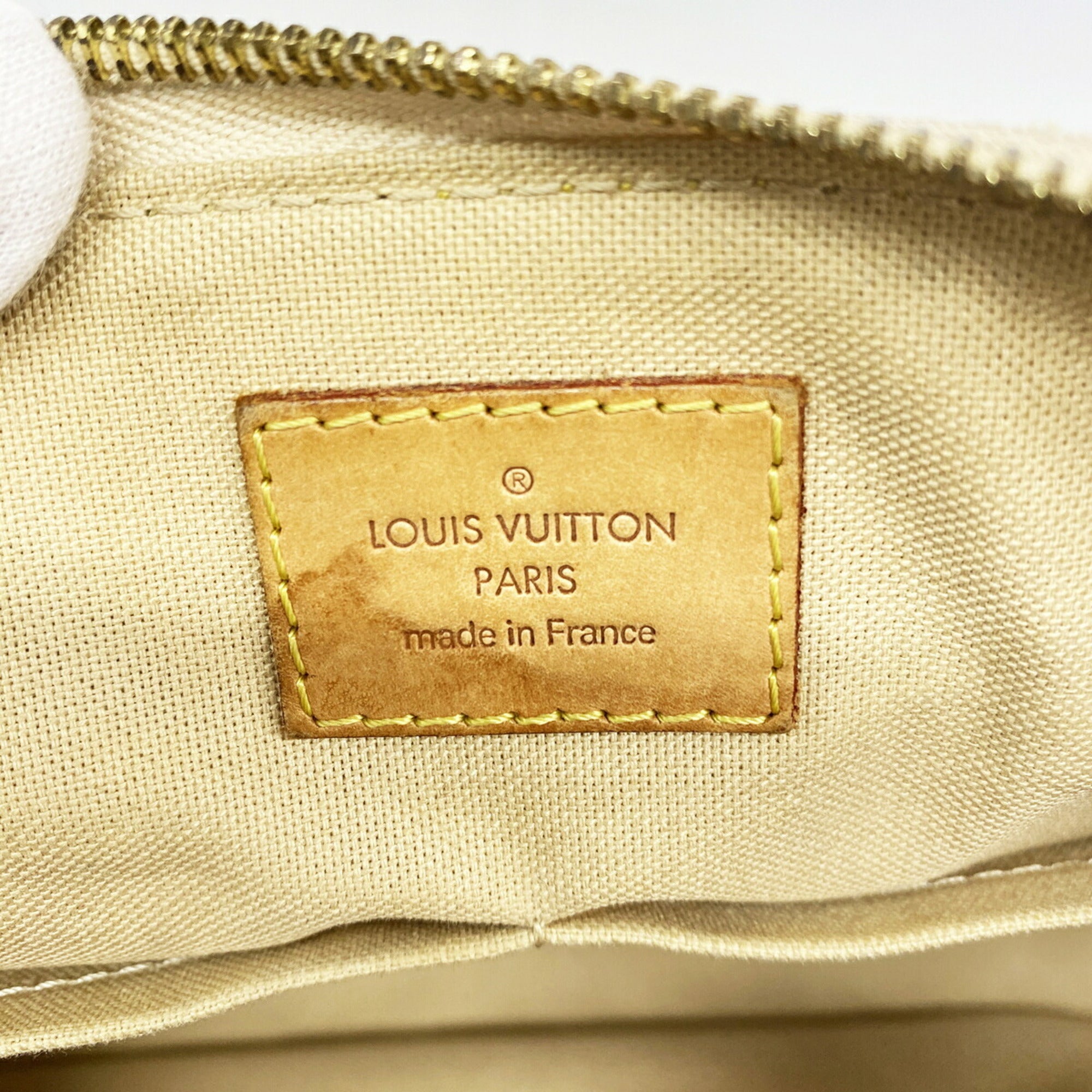 Louis Vuitton White Shoulder Bag (Pre-Owned)