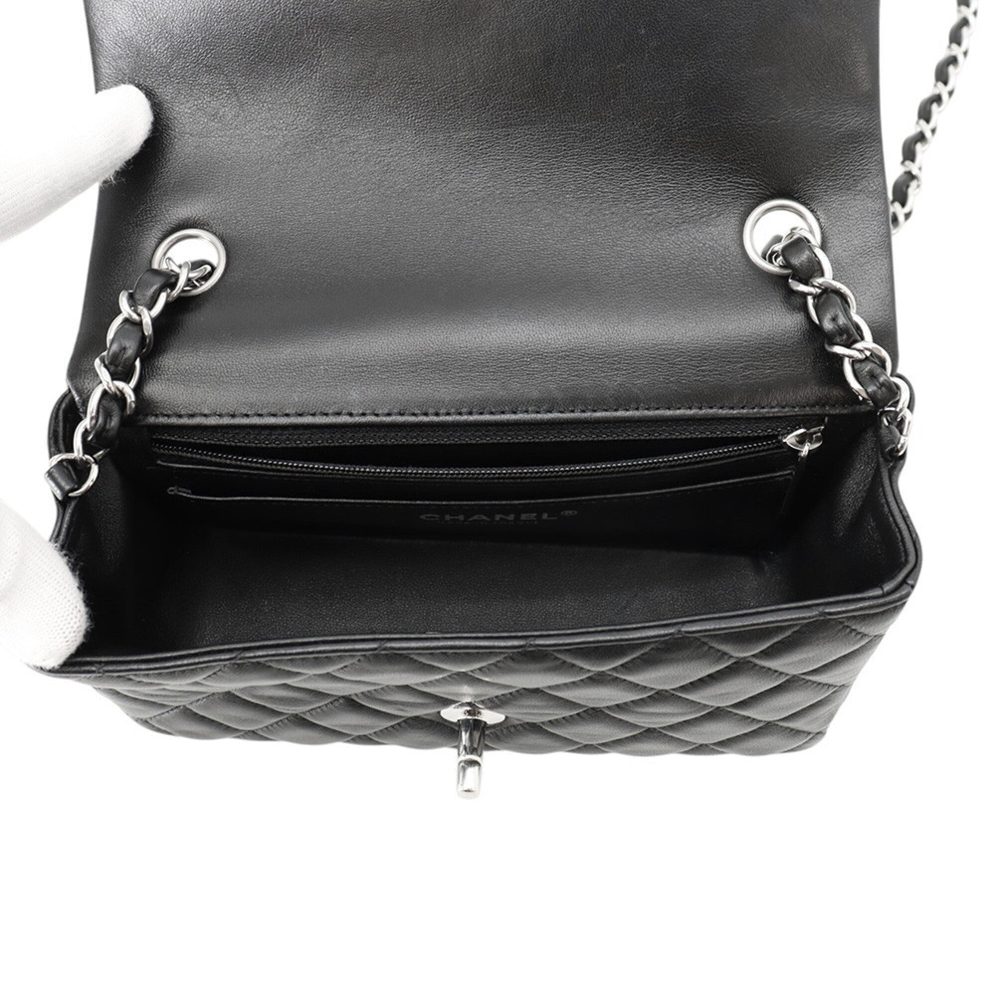 Chanel Black Leather Shoulder Bag (Pre-Owned)