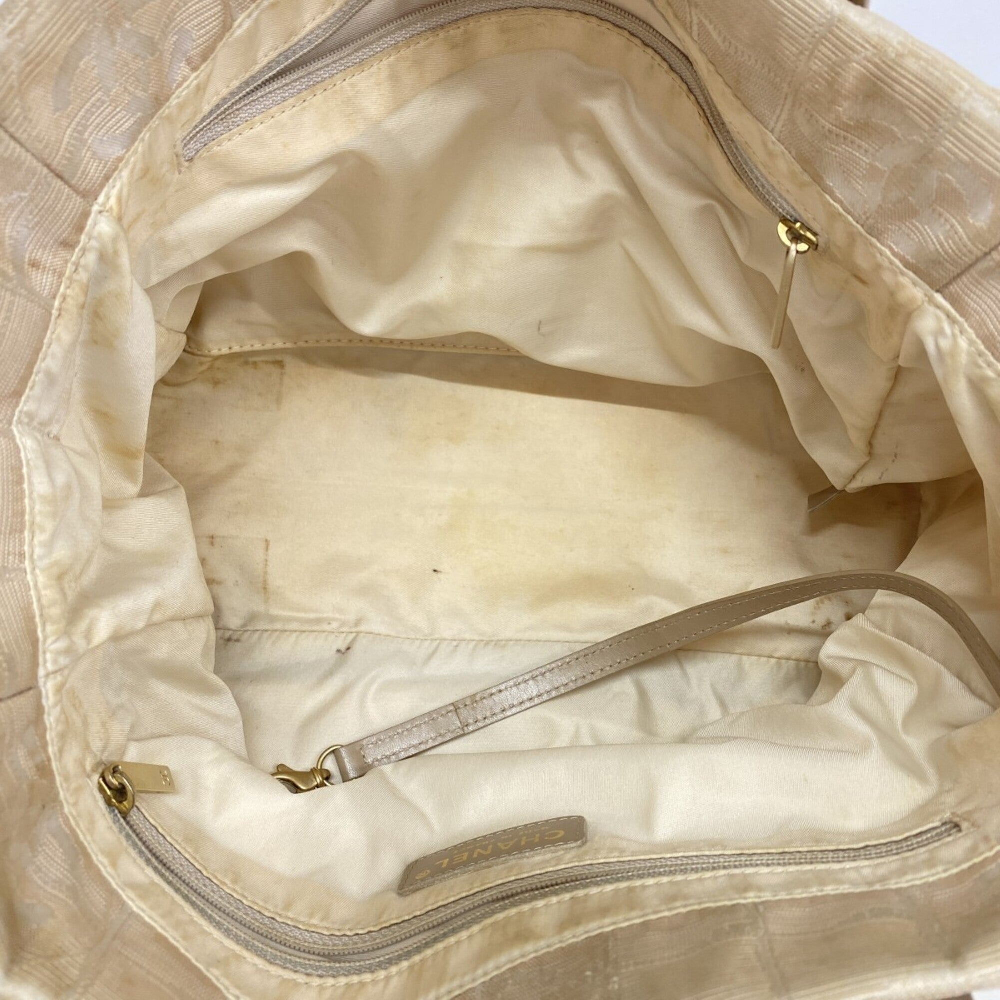 Chanel Beige Nylon Tote Bag (Pre-Owned)