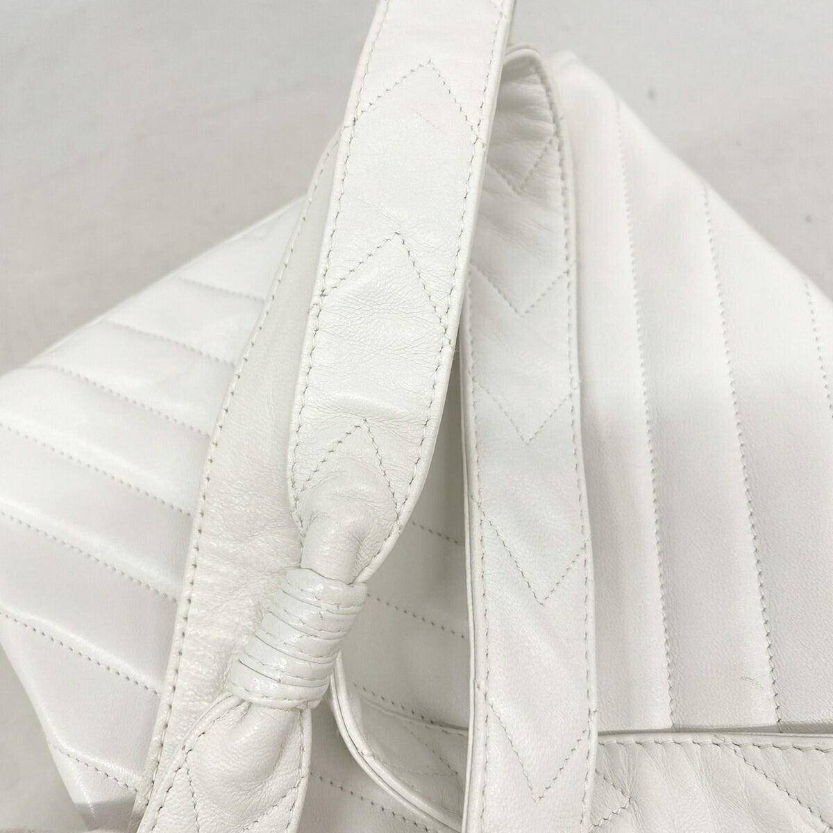 Chanel White Leather Shoulder Bag (Pre-Owned)
