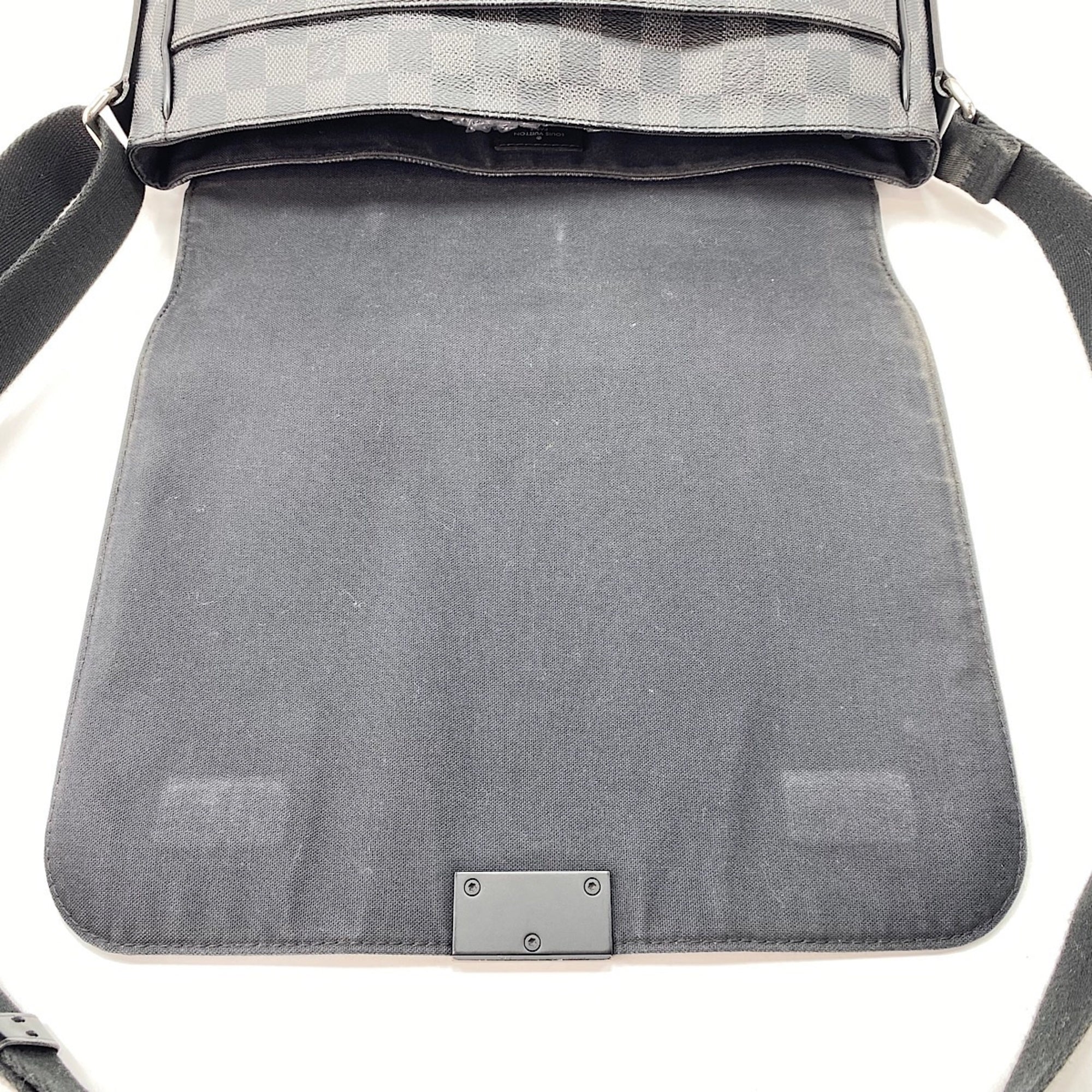 Louis Vuitton Black Shoulder Bag (Pre-Owned)