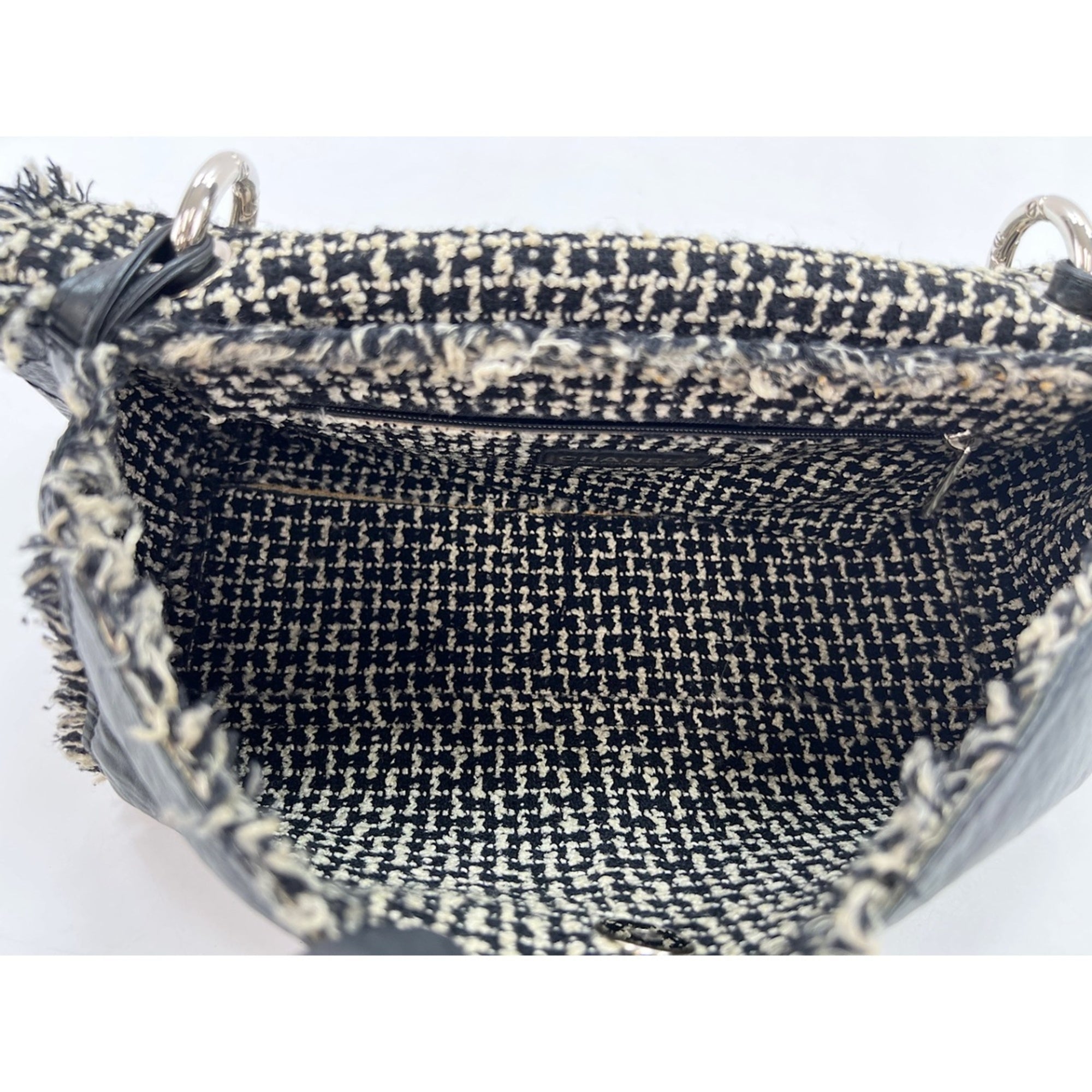 Chanel Black Shoulder Bag (Pre-Owned)