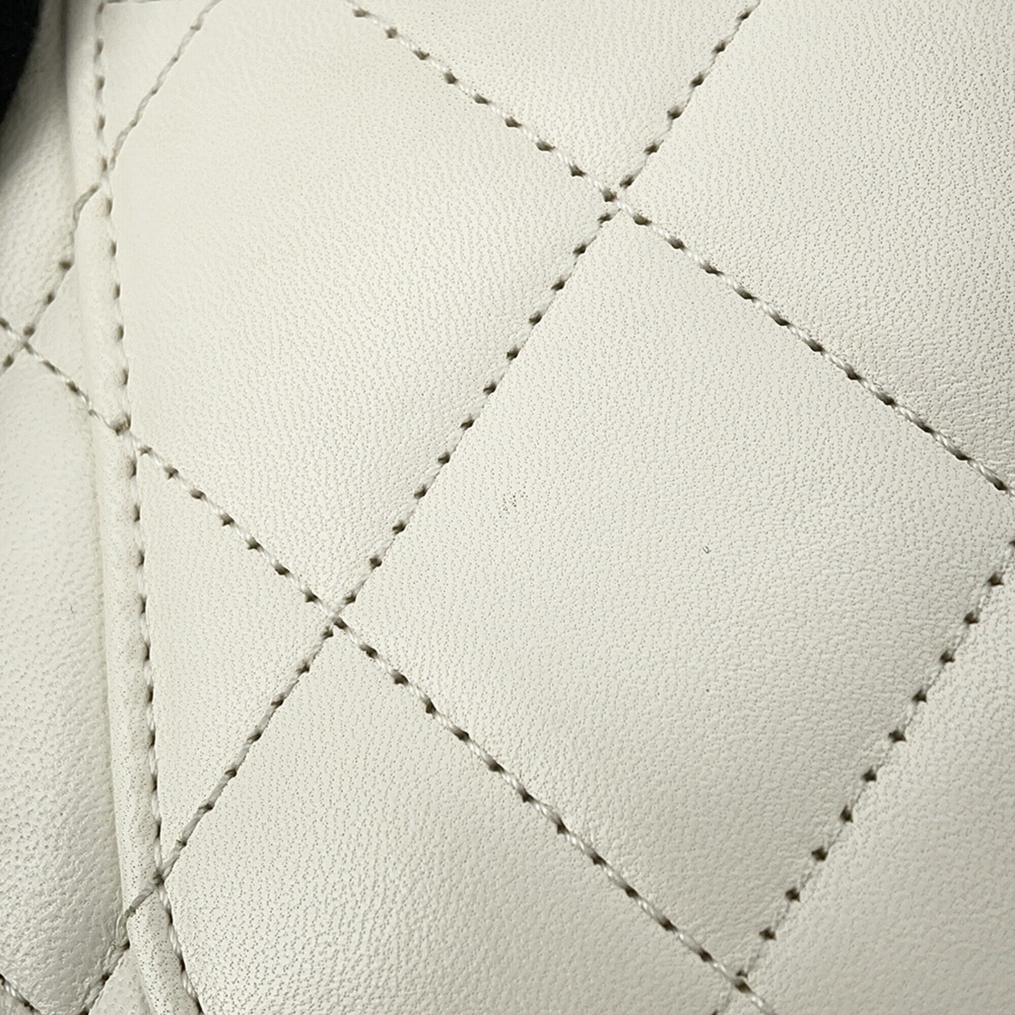 Chanel White Leather Handbag (Pre-Owned)