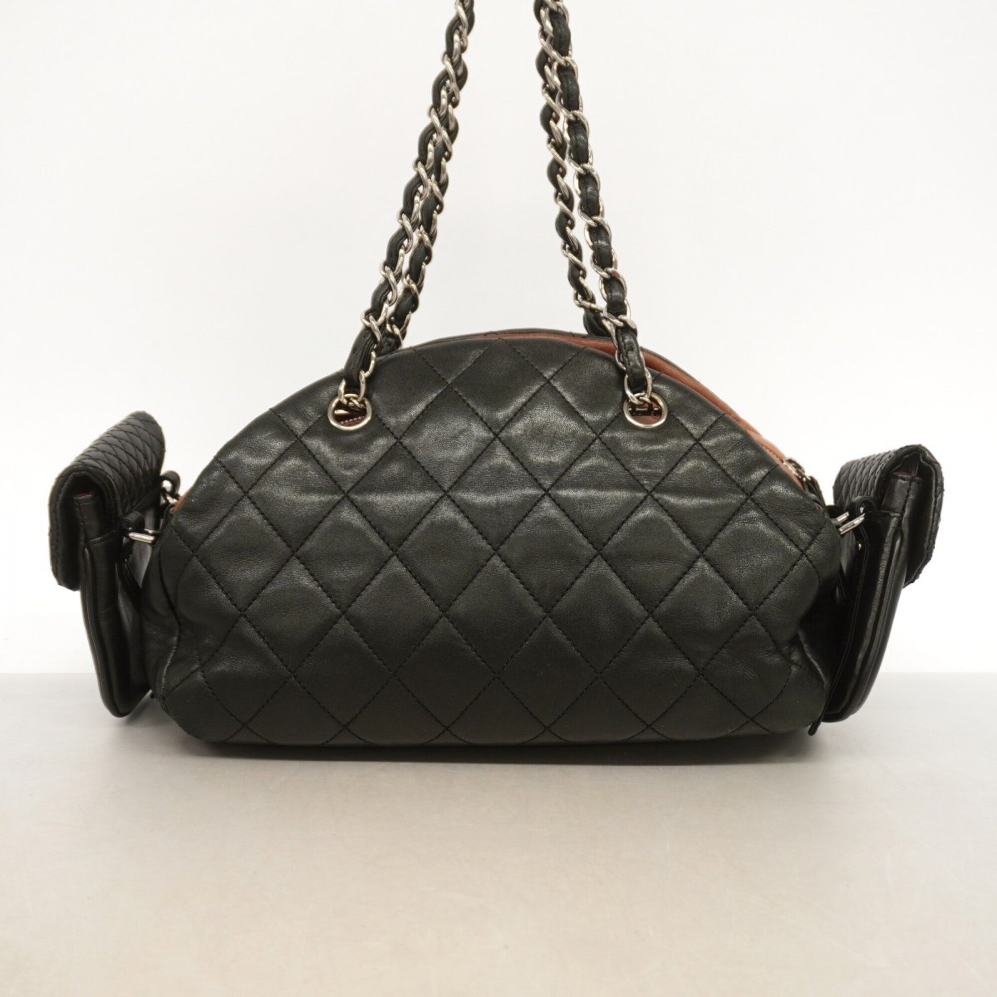 Chanel Black Leather Handbag (Pre-Owned)