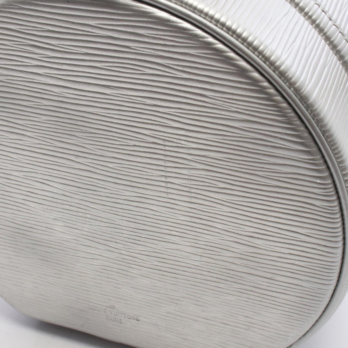 Louis Vuitton Silver Leather Handbag (Pre-Owned)