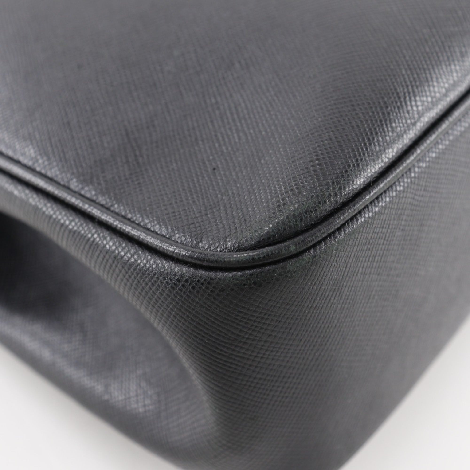 Salvatore Ferragamo Black Leather Shoulder Bag (Pre-Owned)