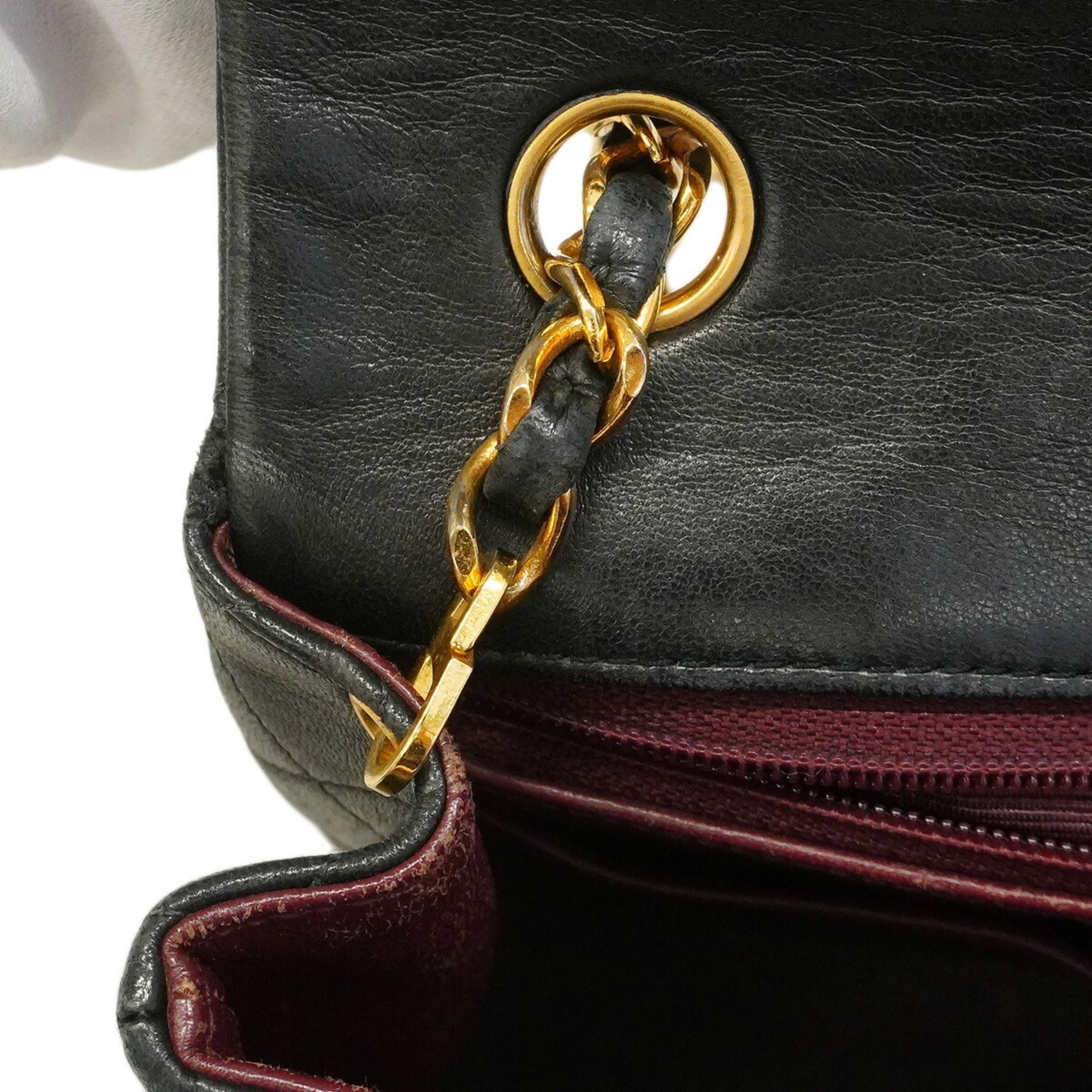 Chanel Black Leather Shoulder Bag (Pre-Owned)